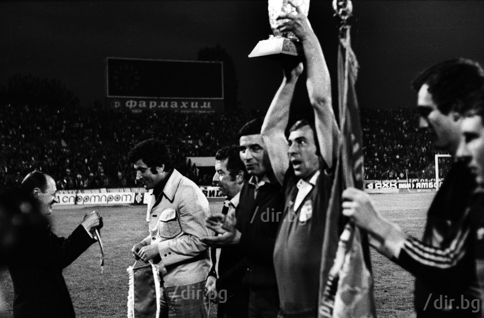 1979 г. Левски печели шампионската титла след победа над ЦСКА в прекия двубой на 30 май. Тодор Барзов е герой с победния гол, купата вдига покойният Павел Панов, а вляво медала си получава друга голяма фигура, която изпратихме наскоро - треньорът тогава Иван Вуцов