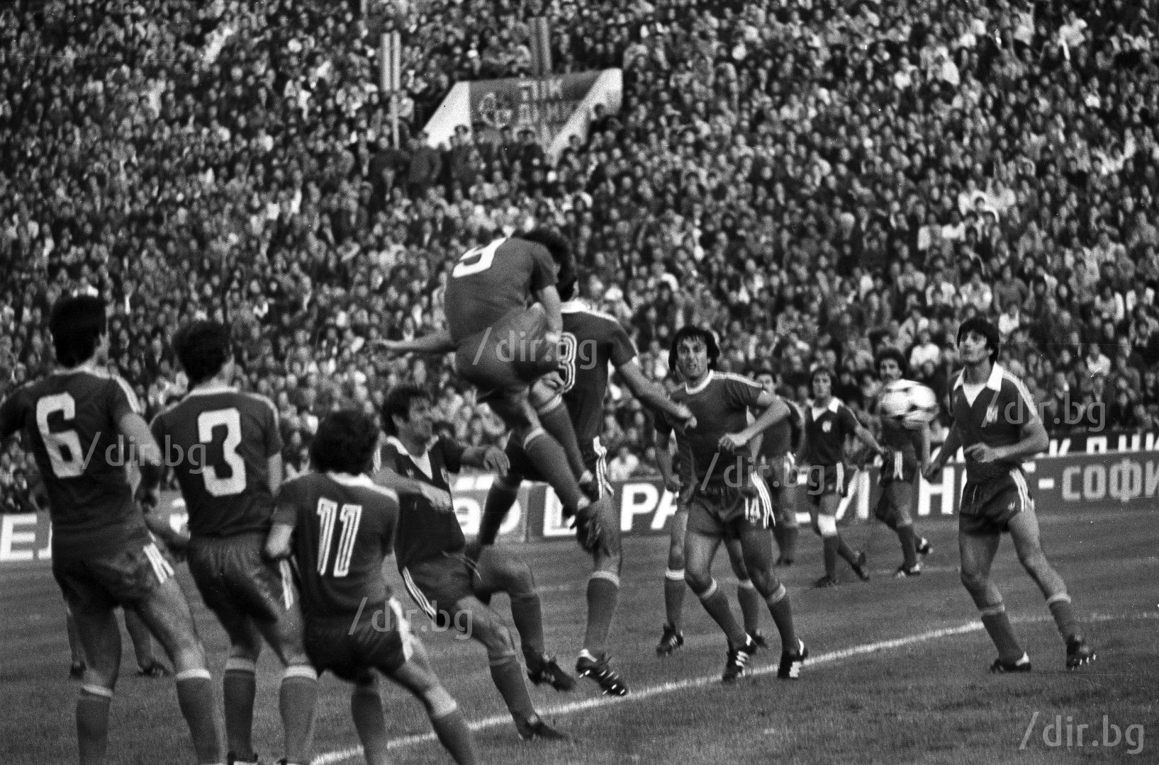1980 г., втори поред епичен мач между грандовете. Левски и ЦСКА правят 2:2 на 7 октомври, след като по-рано през календарната година "червените" са победили в трилър с 3:2