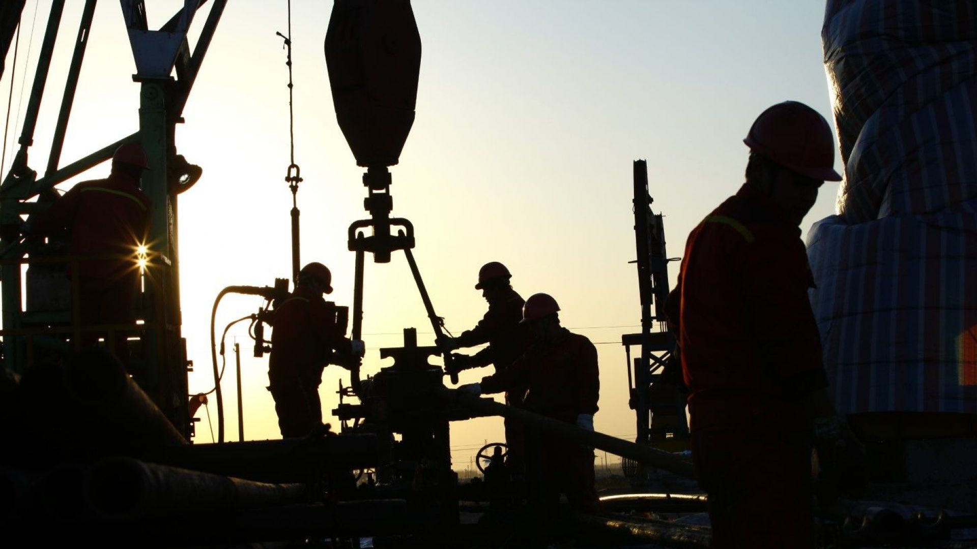 ОПЕК+ се готви да увеличи съкращаването на петролния добив