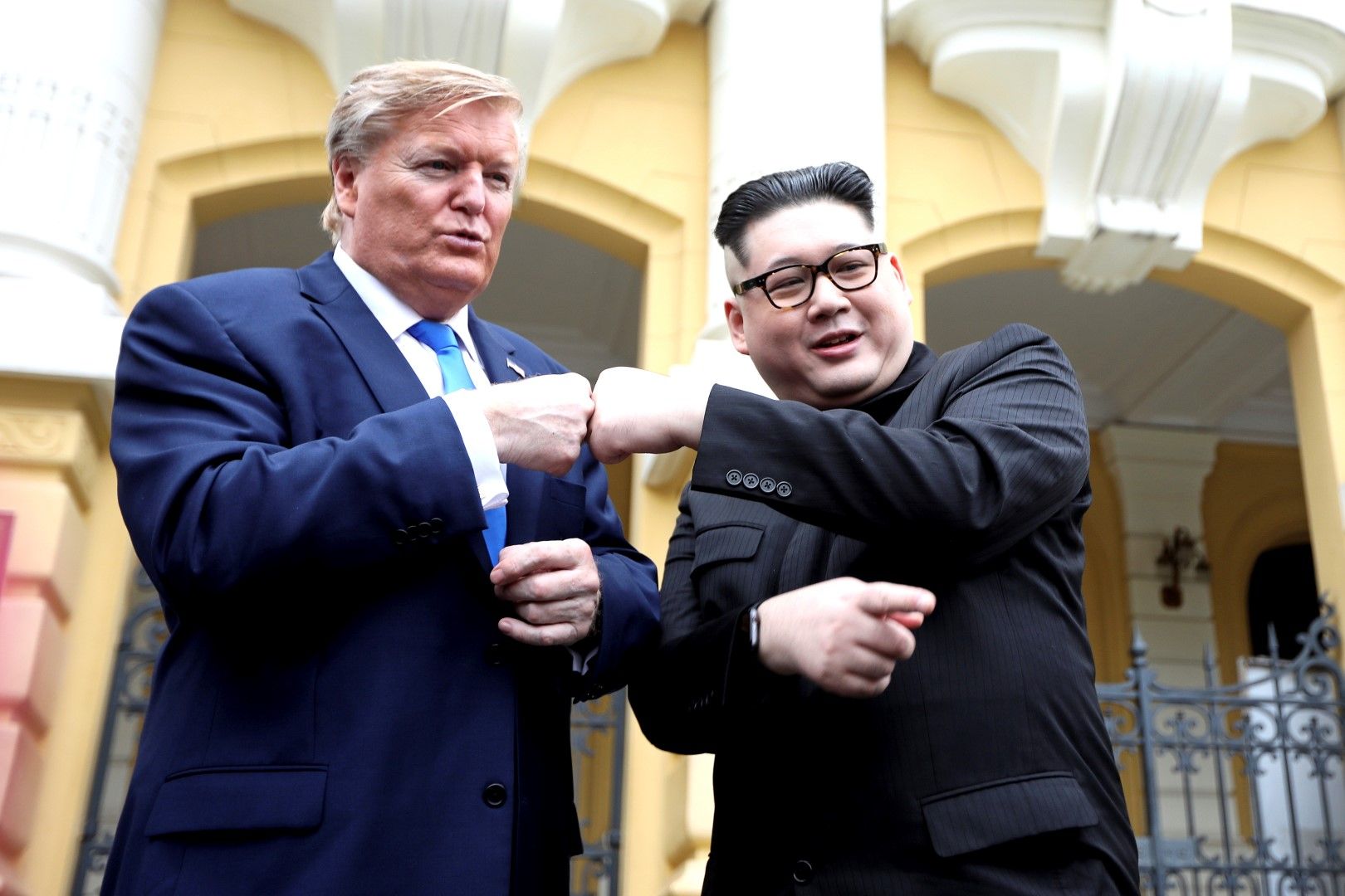 Имитаторите на Доналд Тръмп и Ким Чен-ун се снимаха пред операта в Ханой