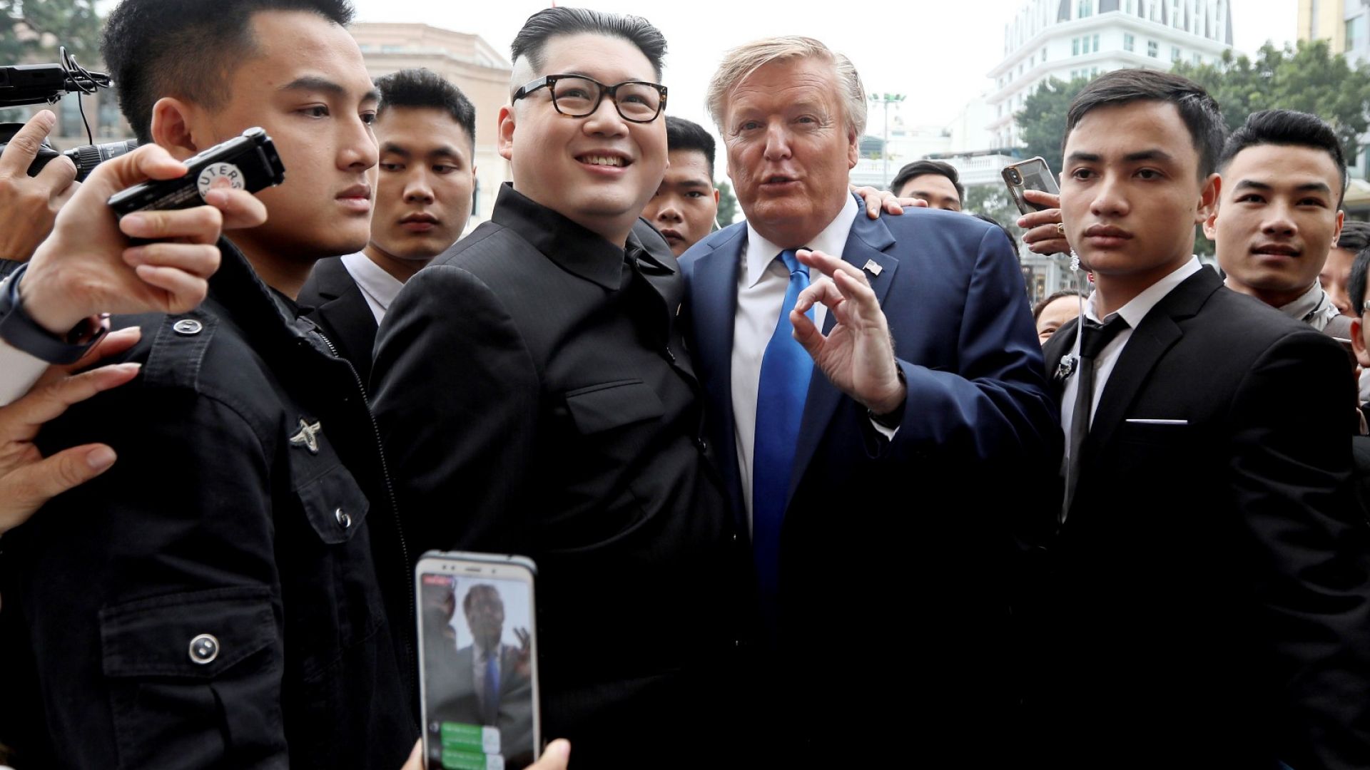 Двойниците Доналд Тръмп и Ким Чен-ун бяха задържани и разпитвани от полицията в Ханой