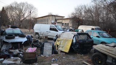 Пернишки полицаи разбиха депо за крадени коли и авточасти (снимки)