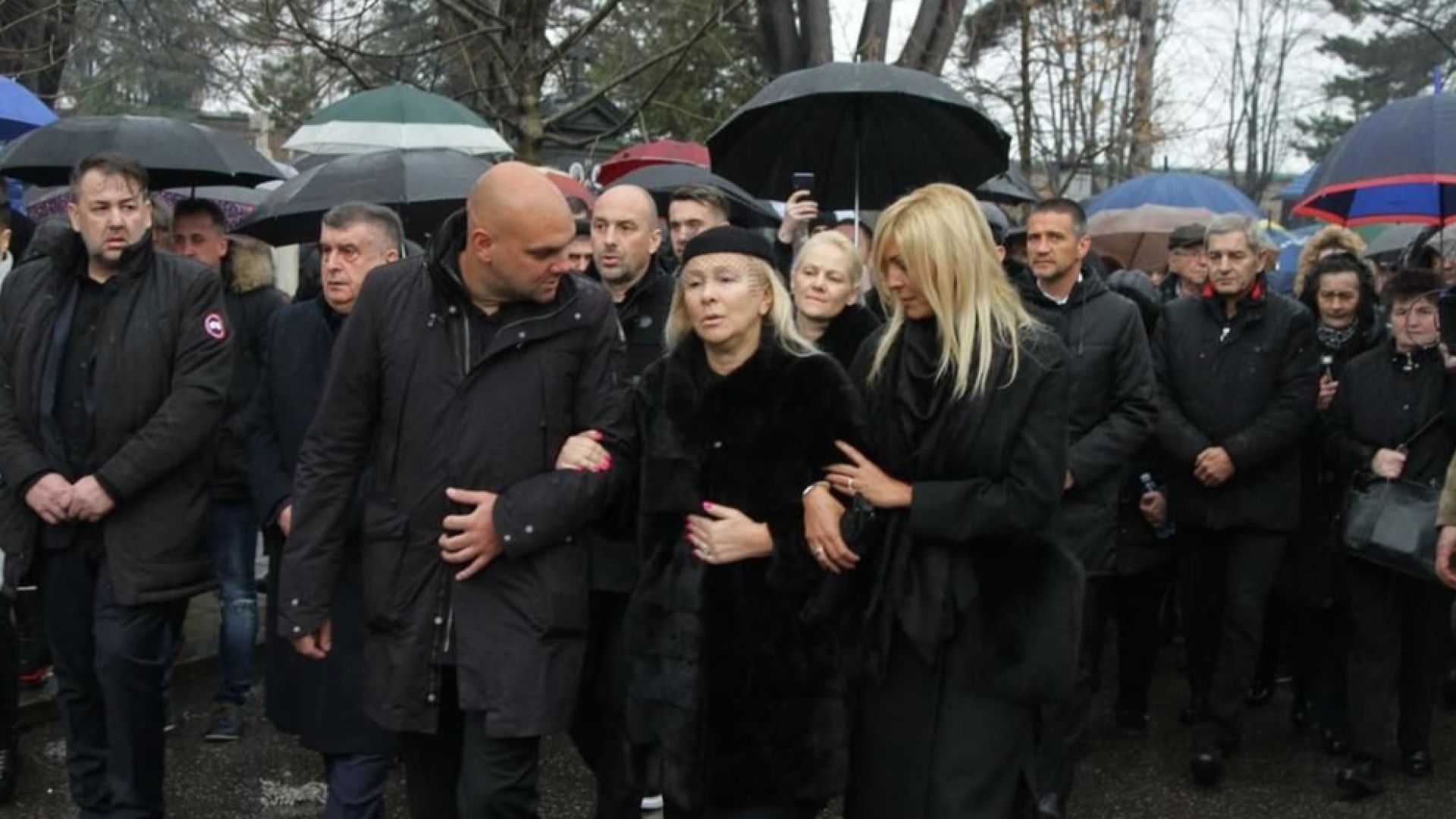 Хиляди се простиха с Шабан Шаулич, Цеца Величкович пристигна със сестра си