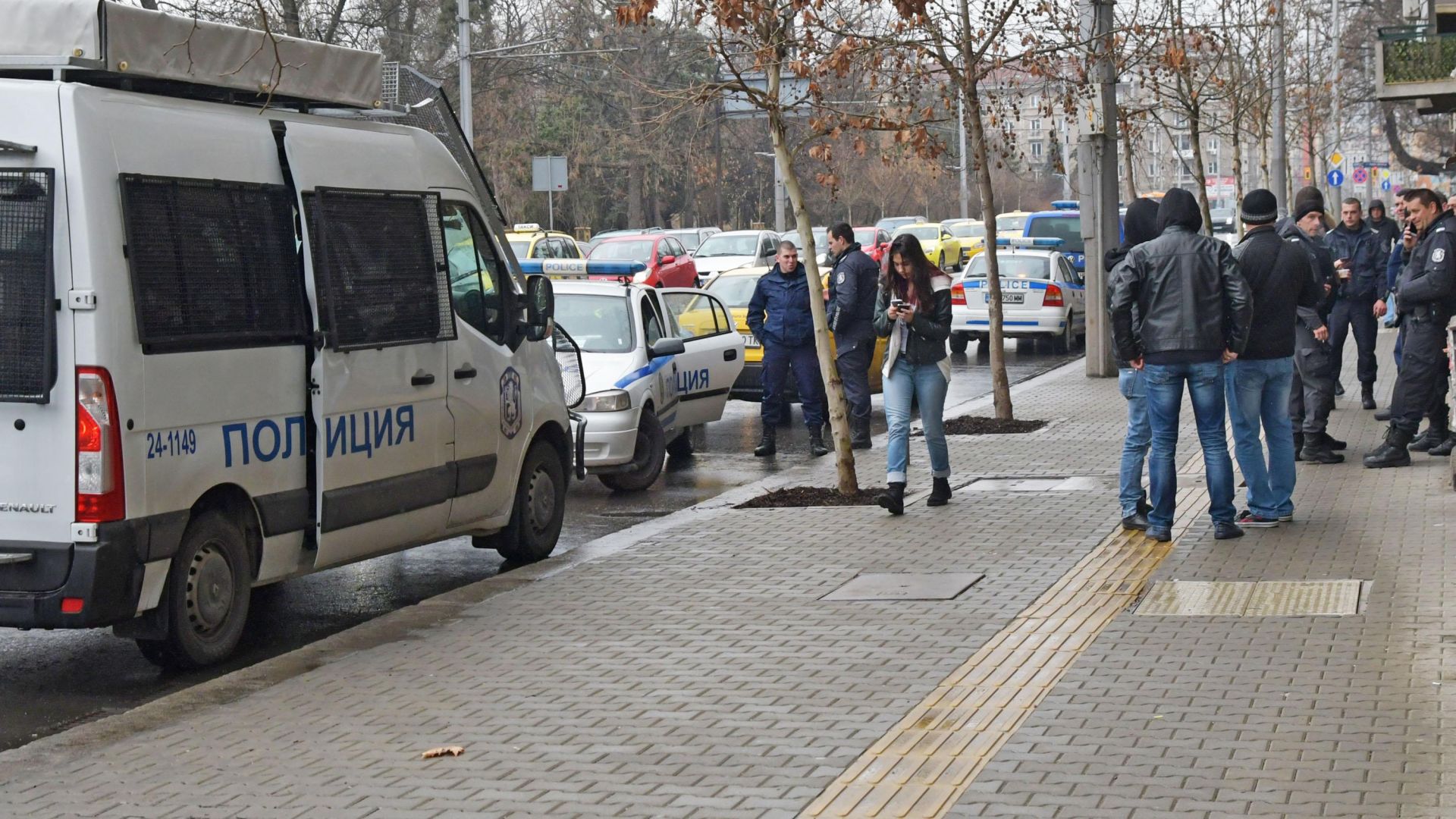 Тийнейджър зад волана блъсна трима полицаи с такси в София