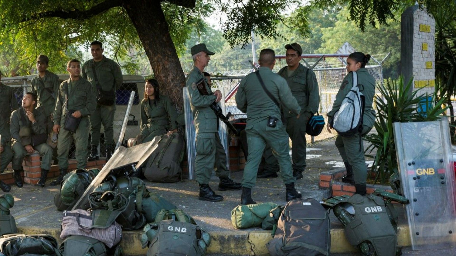 Най малко един човек е загинал а поне 12 души са