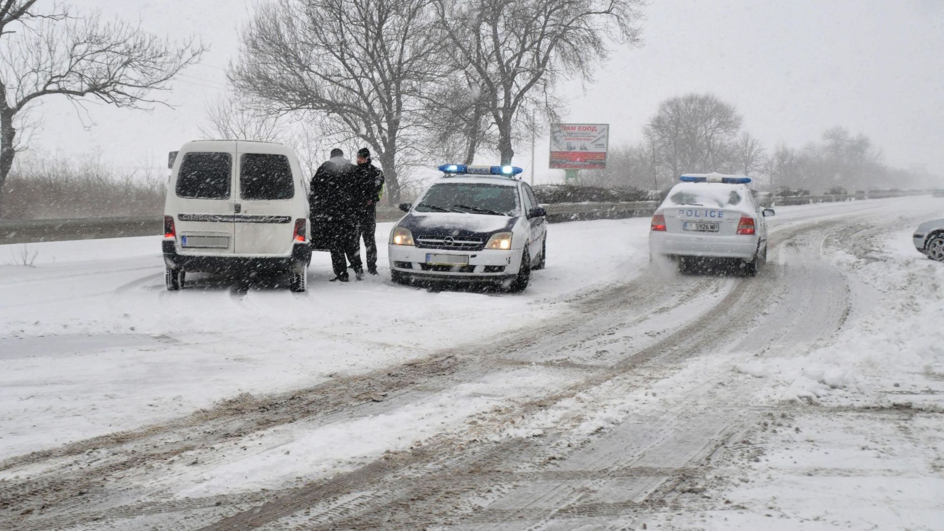 Зимата се завърна със сняг и редица затворени пътища