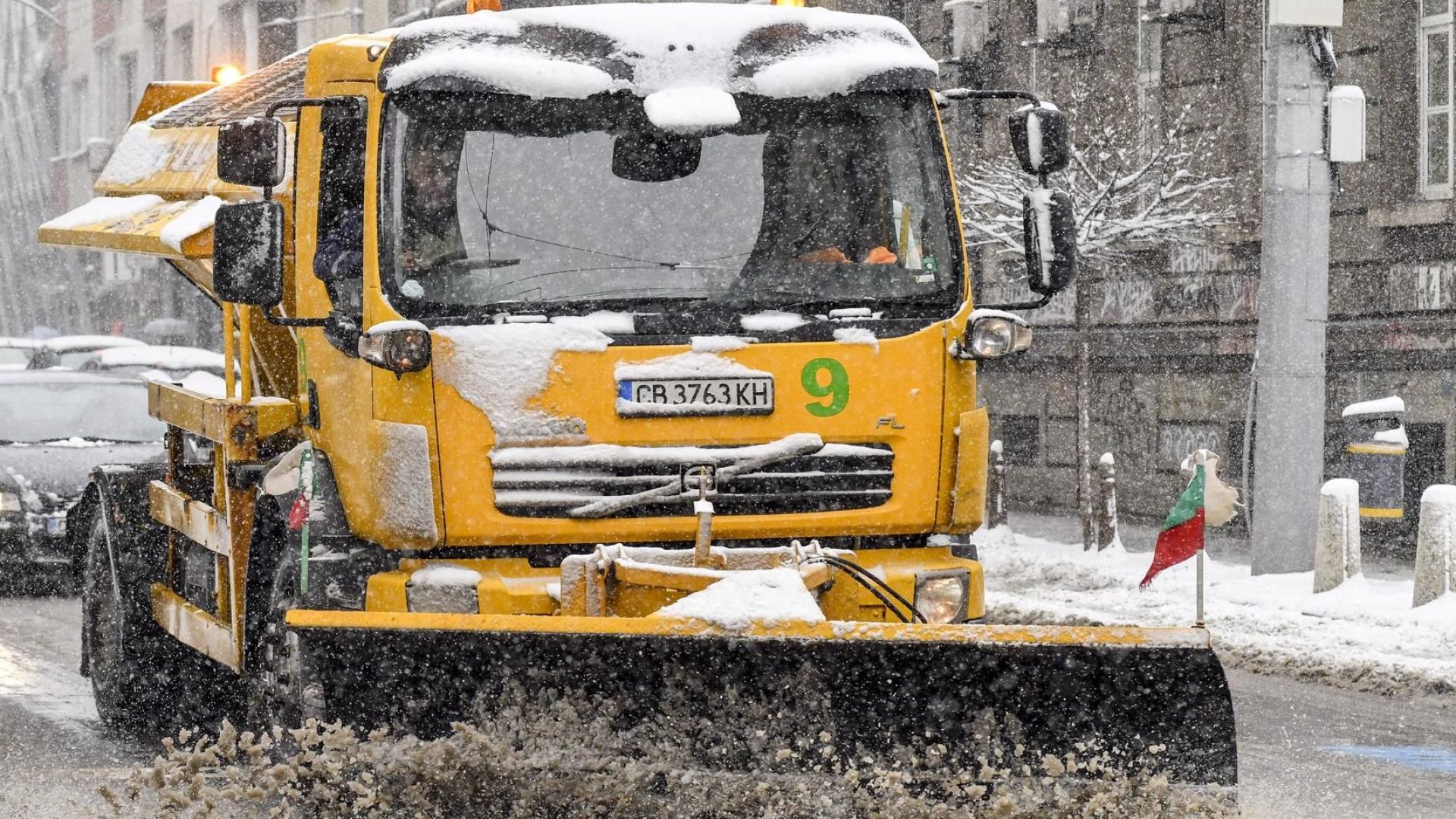 63 снегорина чистят на терен в София