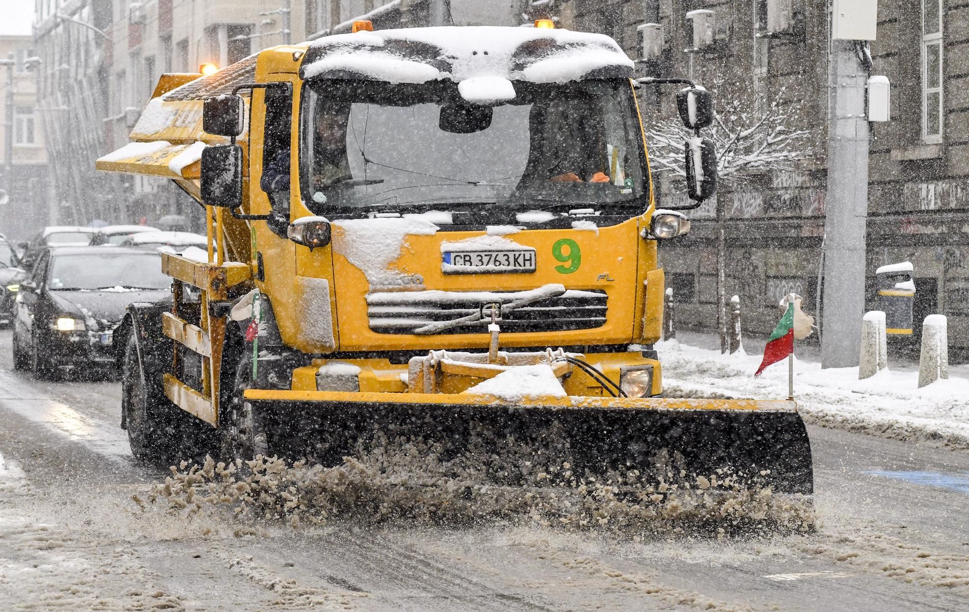 Снегорини чистят улици и булеварди в София