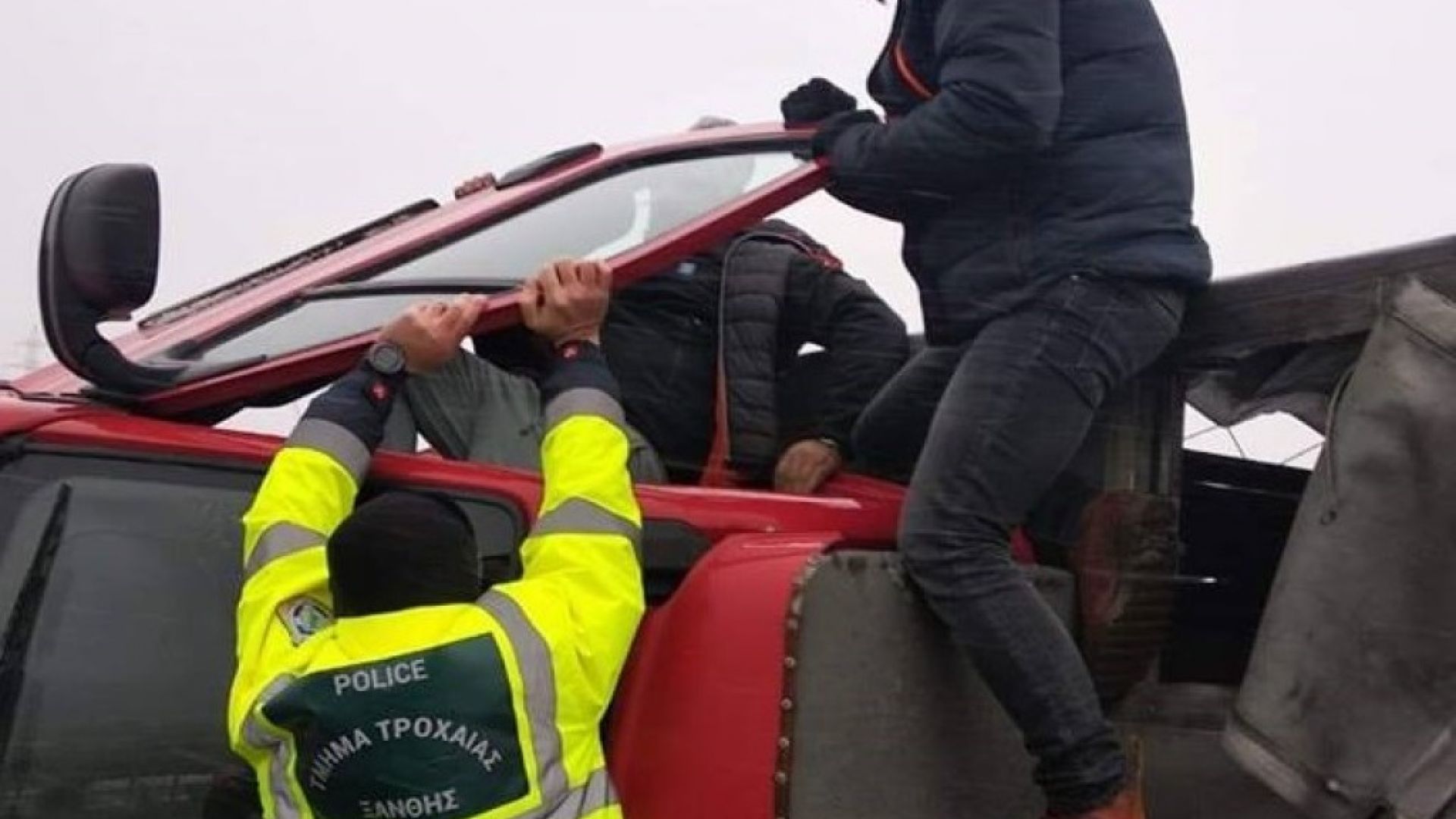 Заради силен вятър тир се е обърнал на магистрала Егнатия