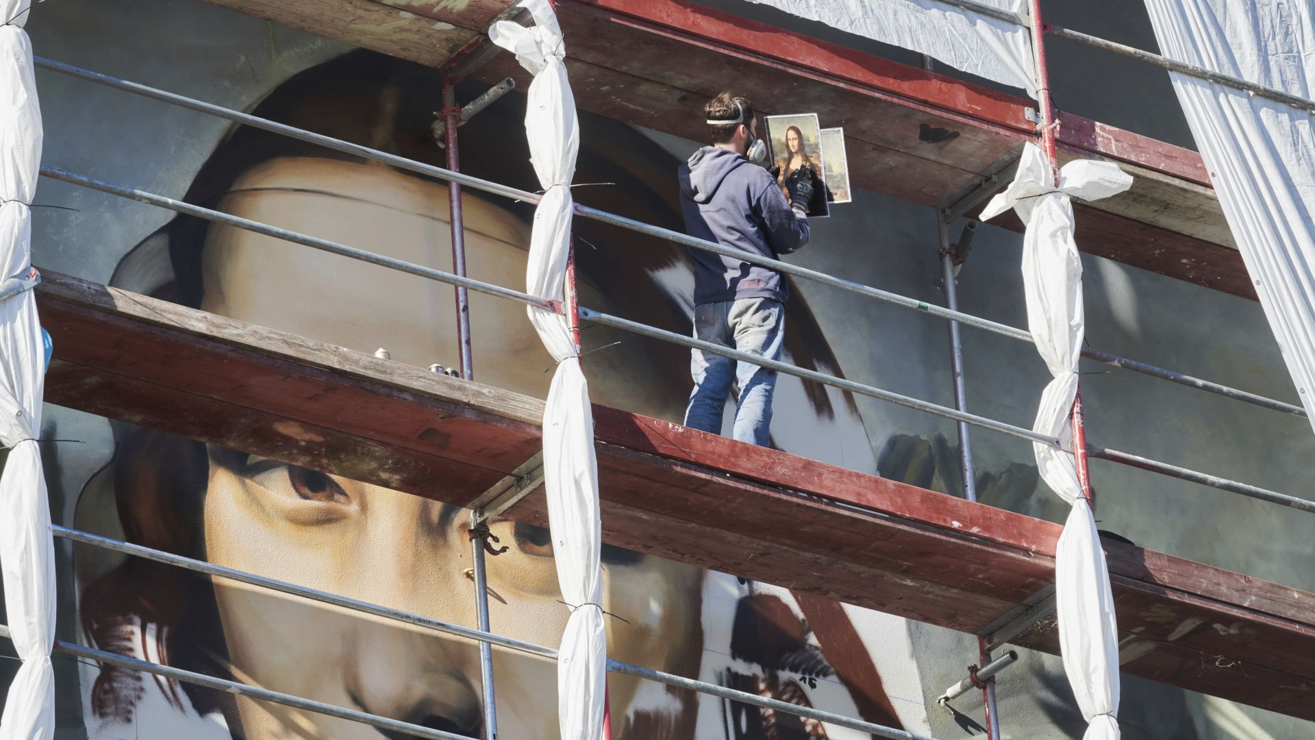 Енигматичната усмивка на Мона Лиза огря германската столица Берлин след