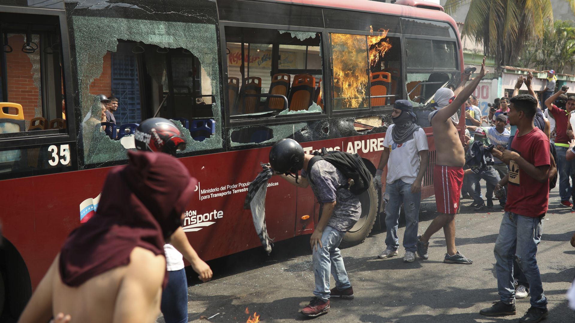 Четирима венецуелски войници охраняващи границата с Колумбия дезертираха днес а