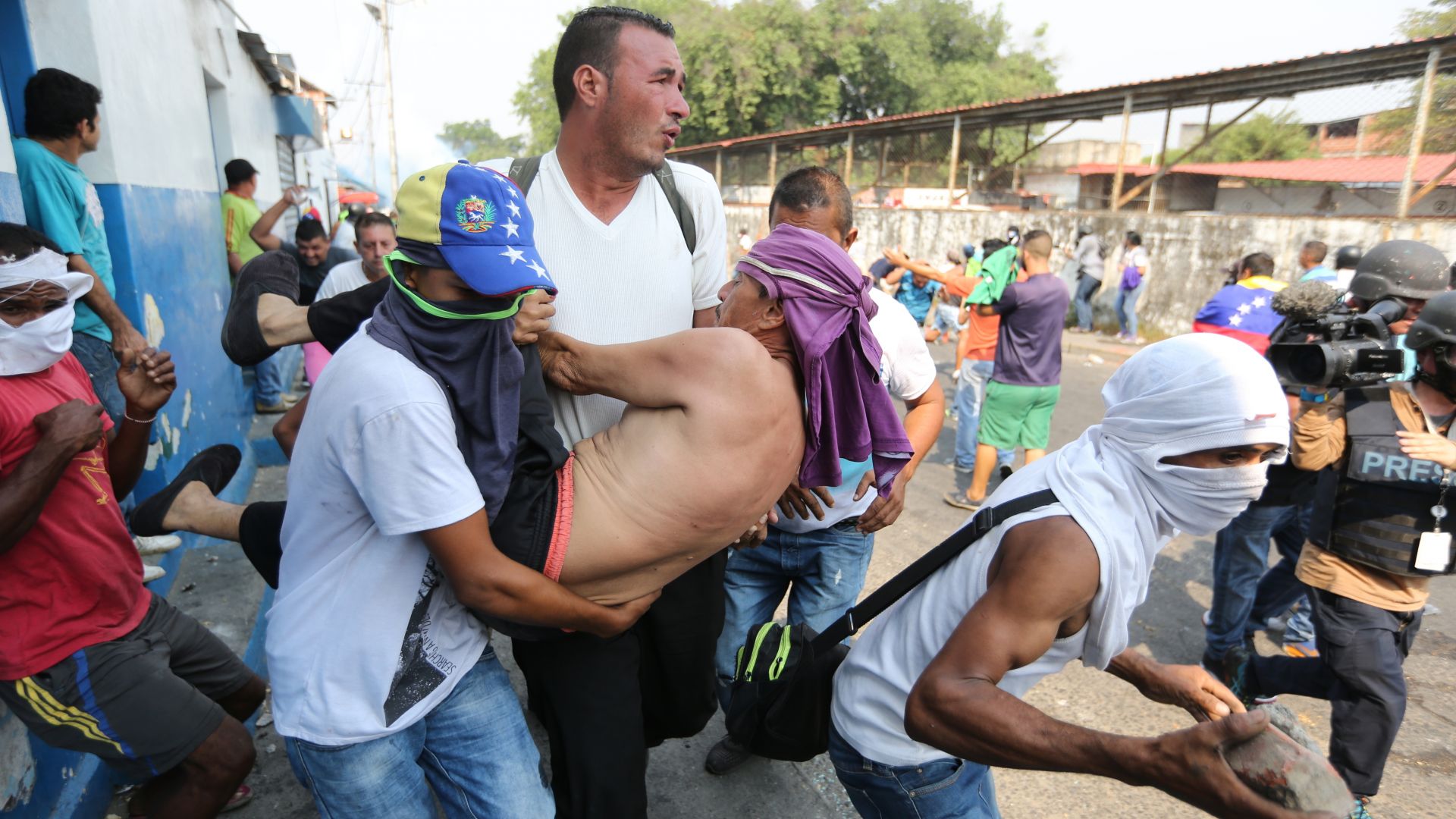 Стотици ранени на границата с Венецуела. Колумбия върна камионите с помощи