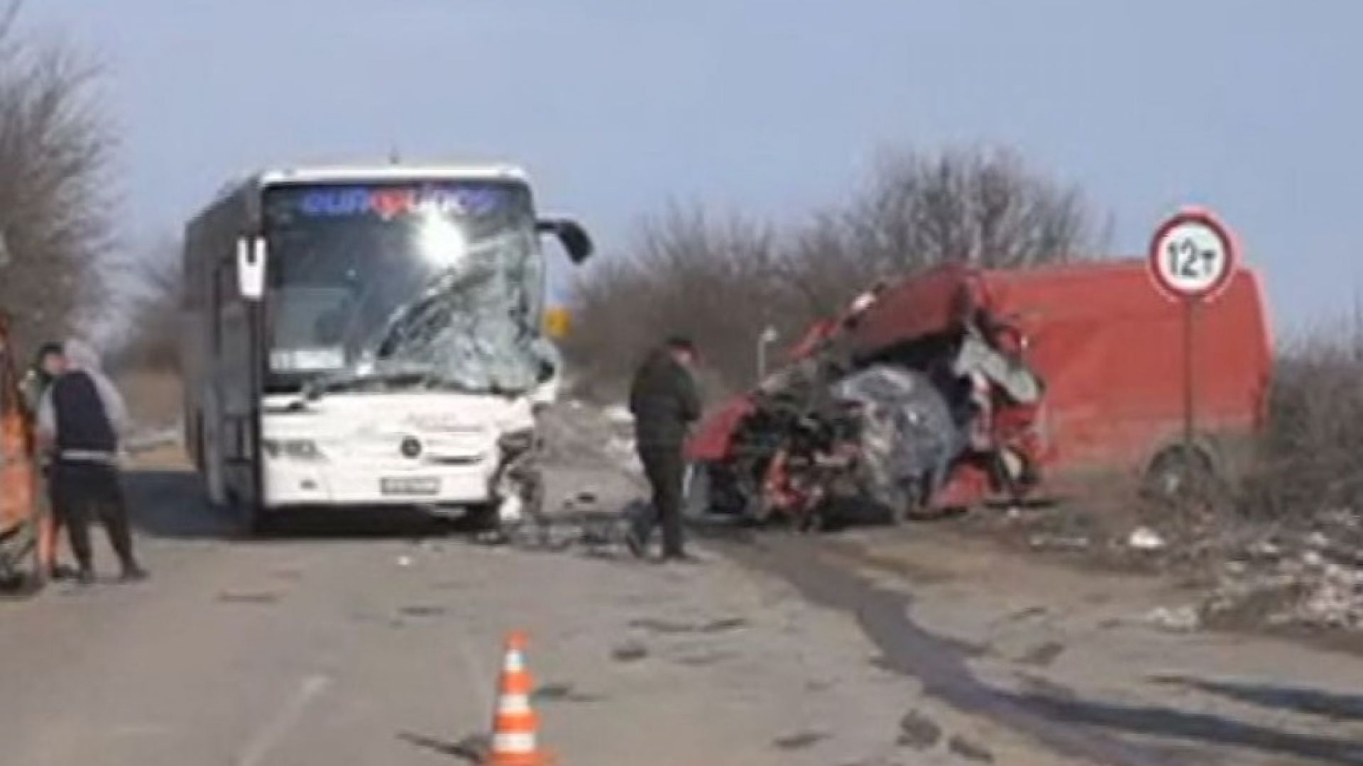 Катастрофа между автобус и микробус стана тази сутрин към 8