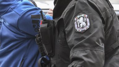 Задържаният вчера в Студентски град в София полицай е бил куриер