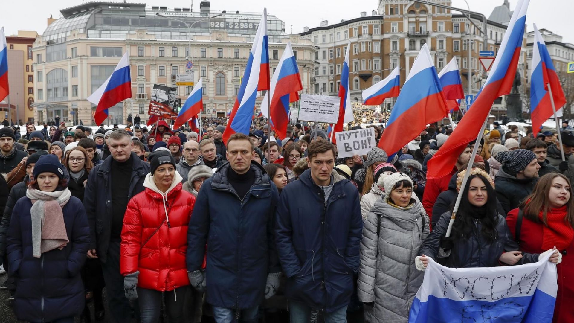 Повече от 10 000 души се включиха в шествие