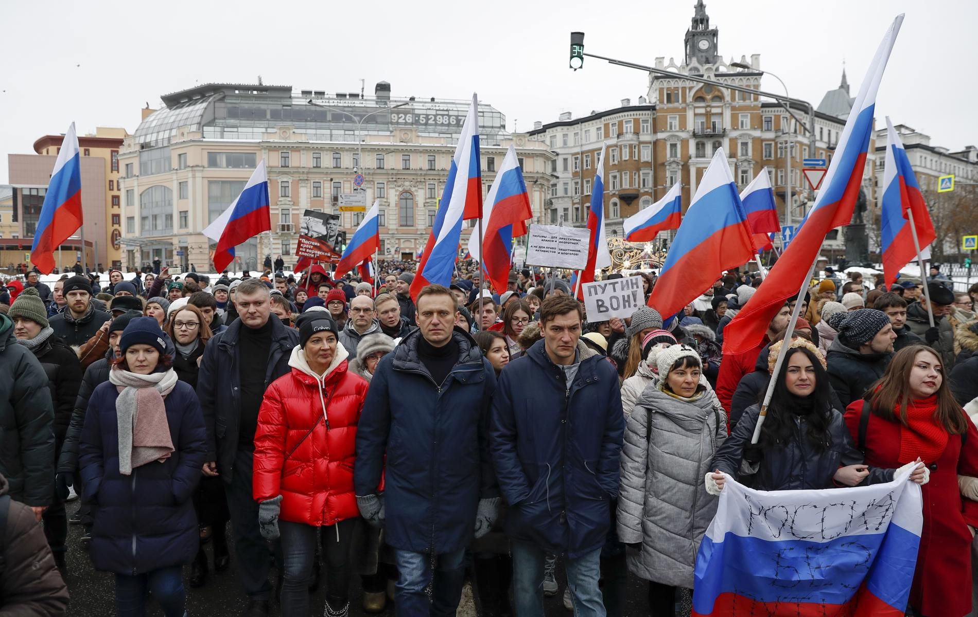 Маршът в памет на Немцов премина по московските улици