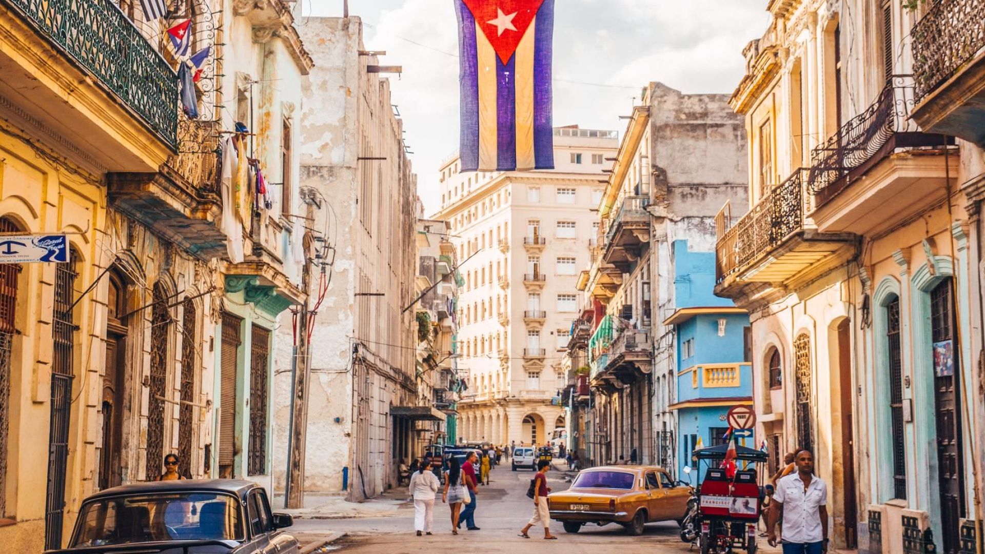 Кубинците гласуват днес в референдум за нова конституция на страната,