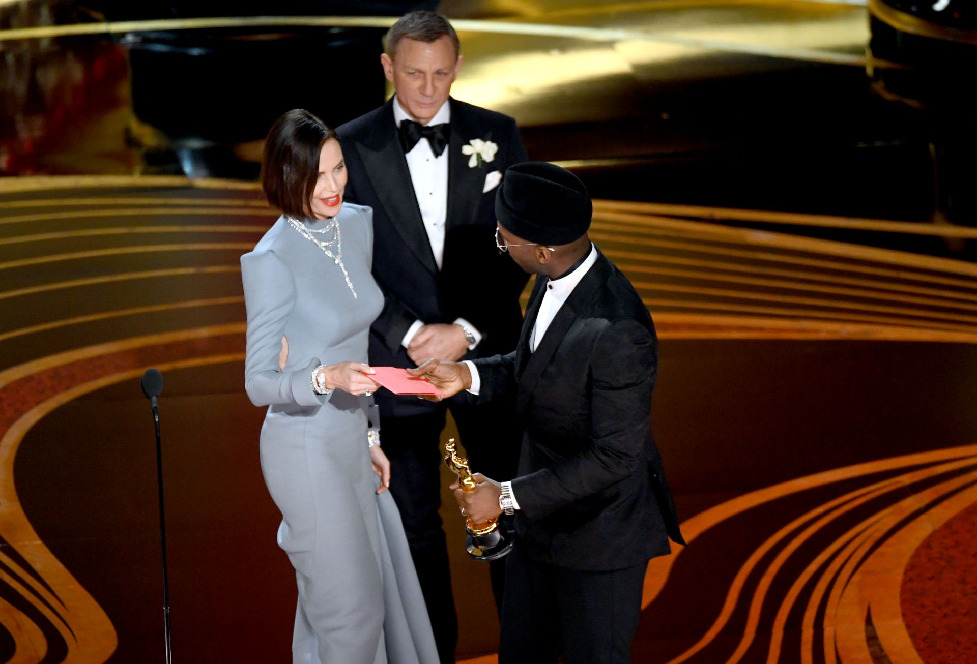 Даниел Крейг и Чарлийз Терон връчват Оскара за "Актьор в поддържаща роля" на Махаршала Али