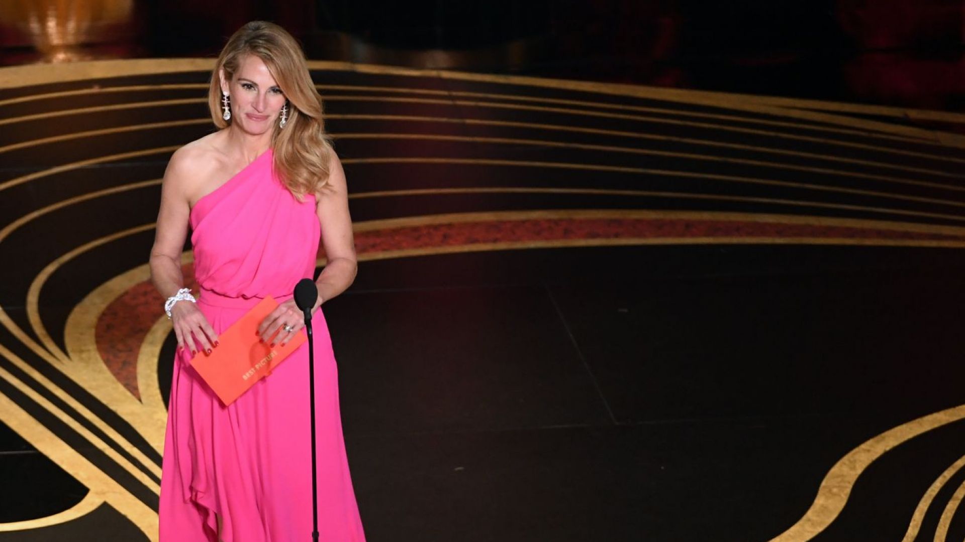 Розовите тоалети завладяха червения килим на Оскарите (снимки)