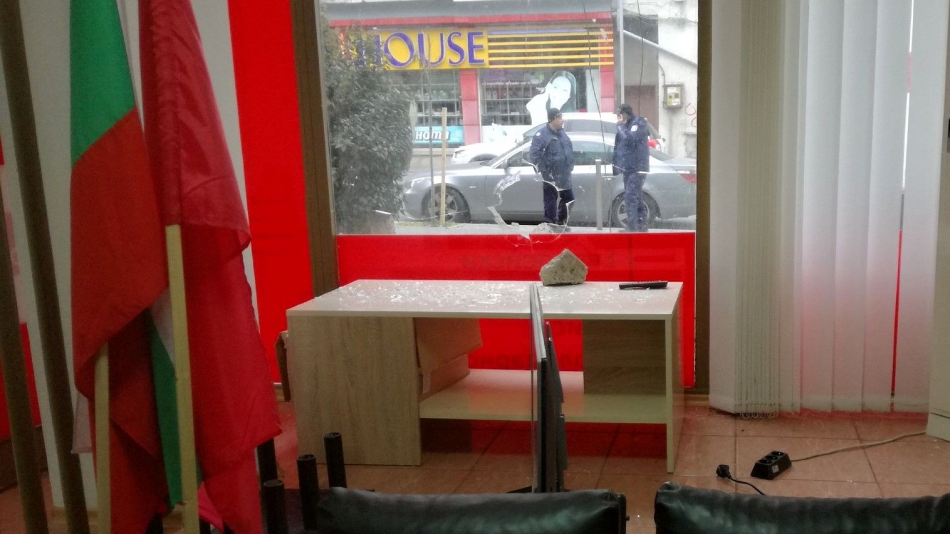 15 годишен бургазлия е извършителят на счупването на витрината на офиса