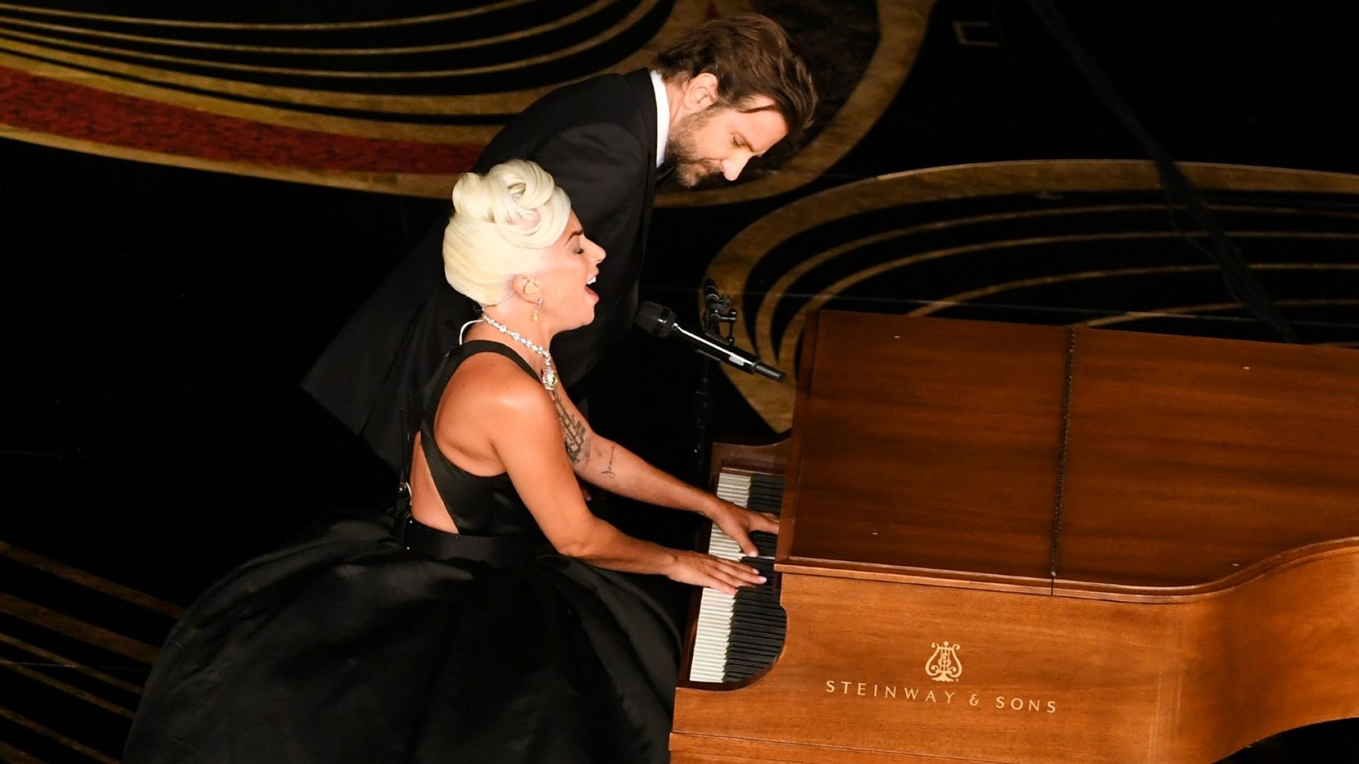 Лейди Гага и Брадли Купър изправиха на крака публиката на Оскарите