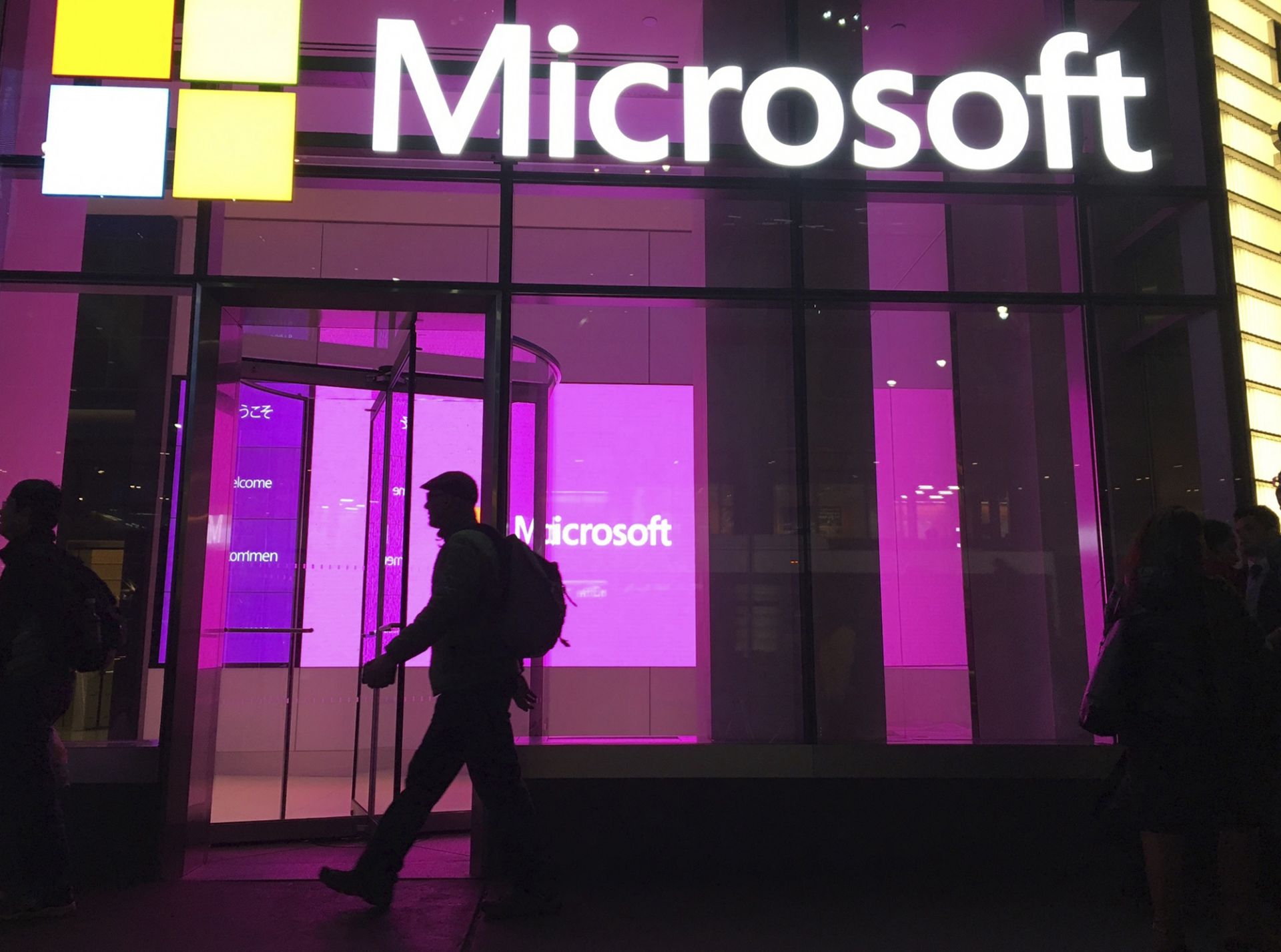 Десетки служители на Microsoft са подписали писмо, в което протестират срещу договора на компанията за 480 млн. долара с Пентагона