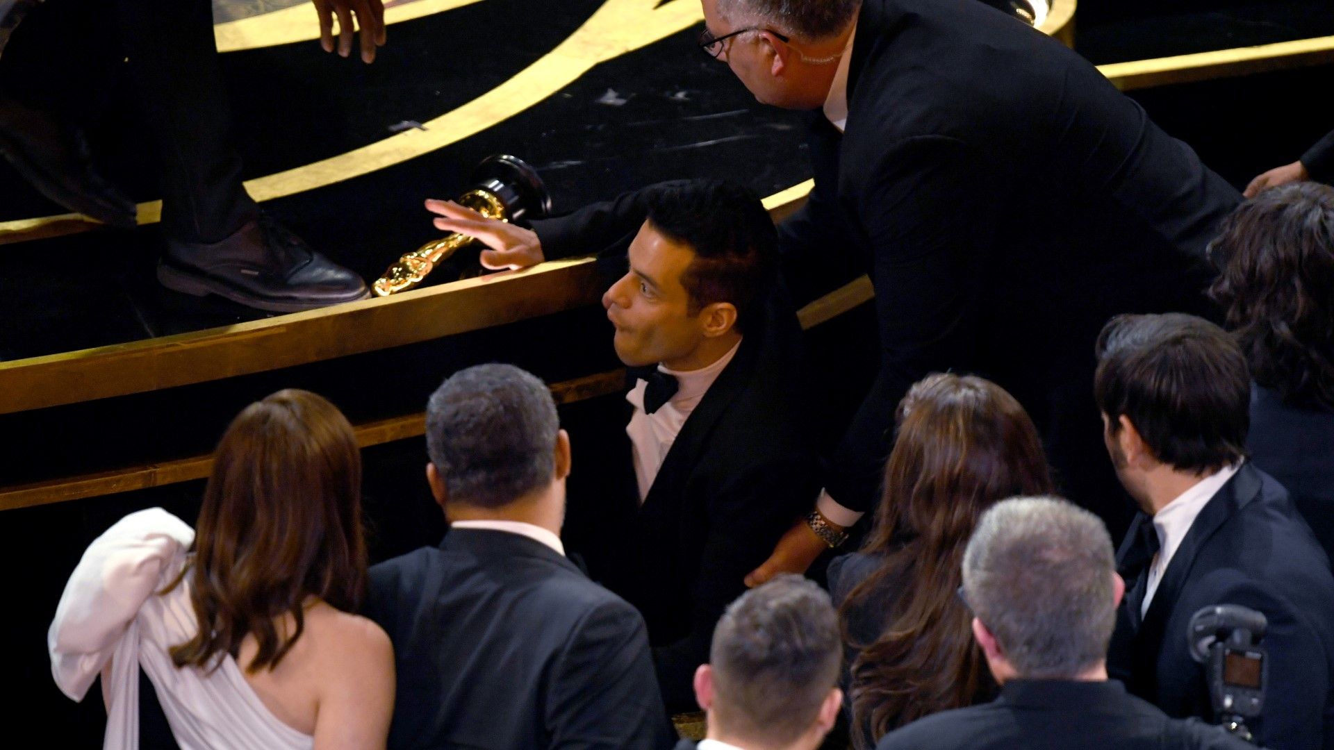 Рами Малек падна от сцената с "Оскар" в ръка