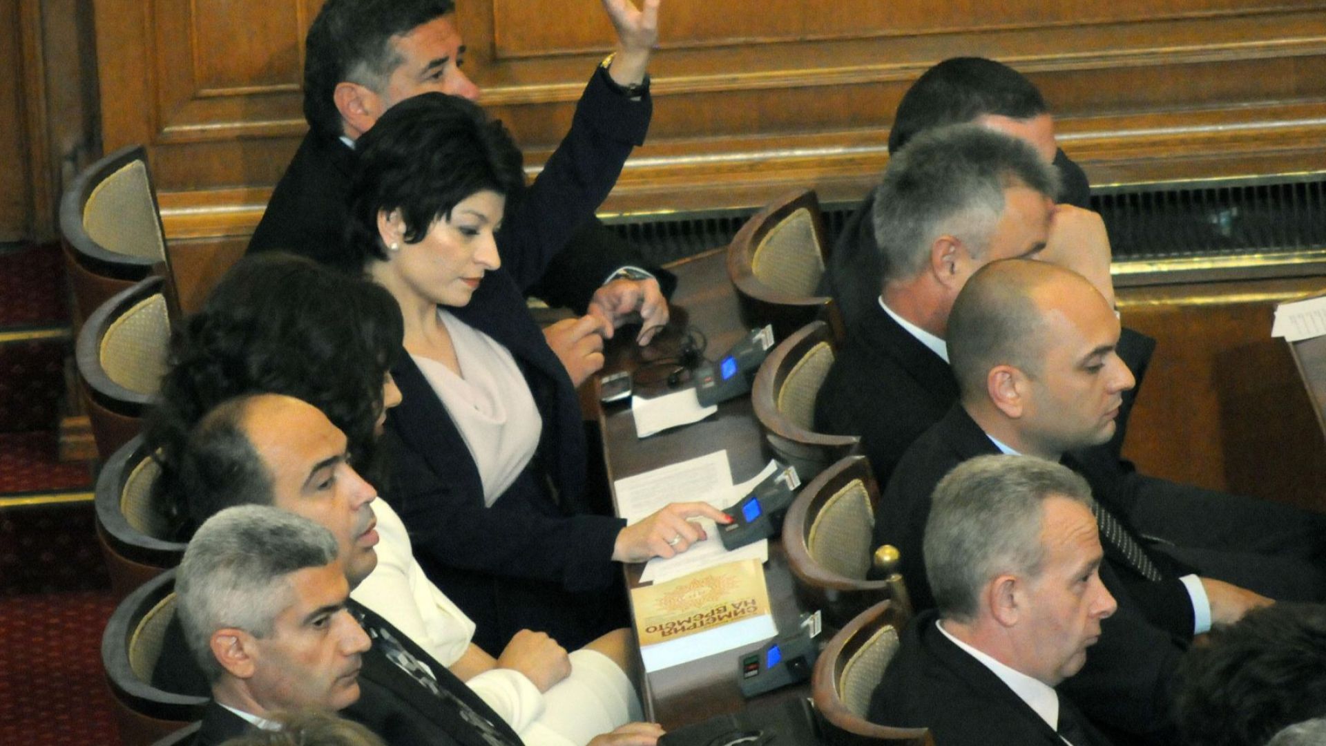 Опозиция и управляващи продължават да спорят за промените в Изборния