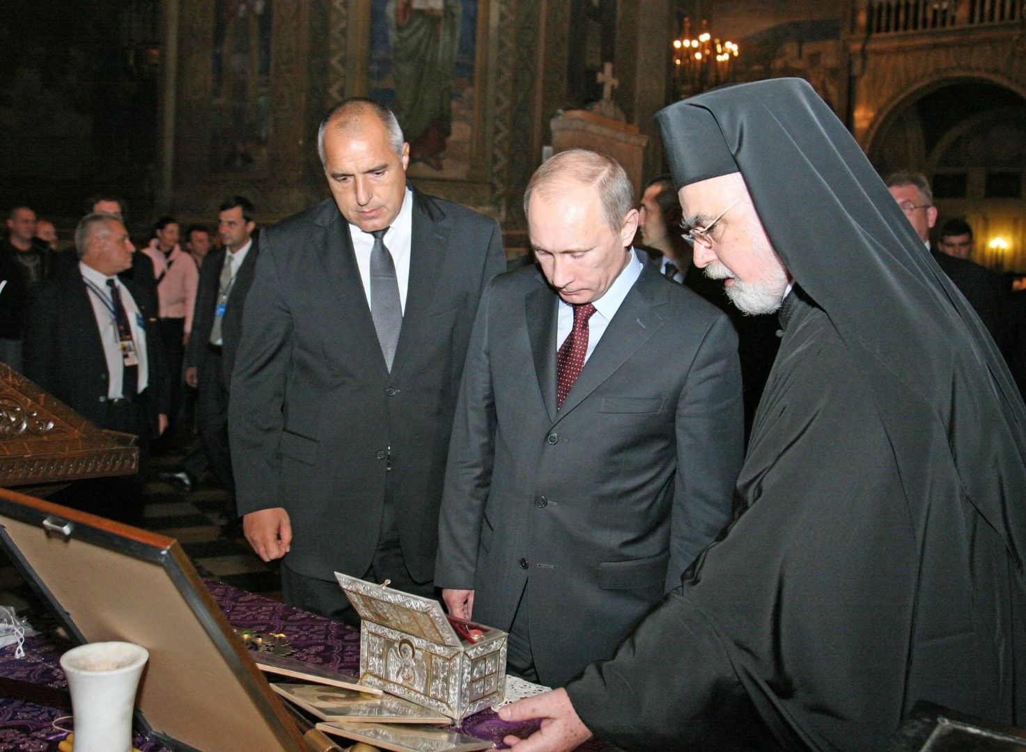 Бойко Борисов, Владимир Путин и Тивериополски епископ Тихон пред мощите на св. Йоан Кръстител, 13 ноември 2010  