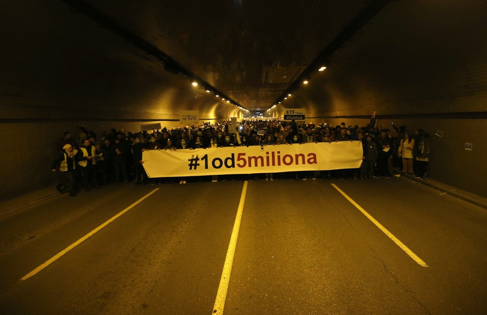 Протестиращите в белград блокираха тунел и спряха движението на автомобили 