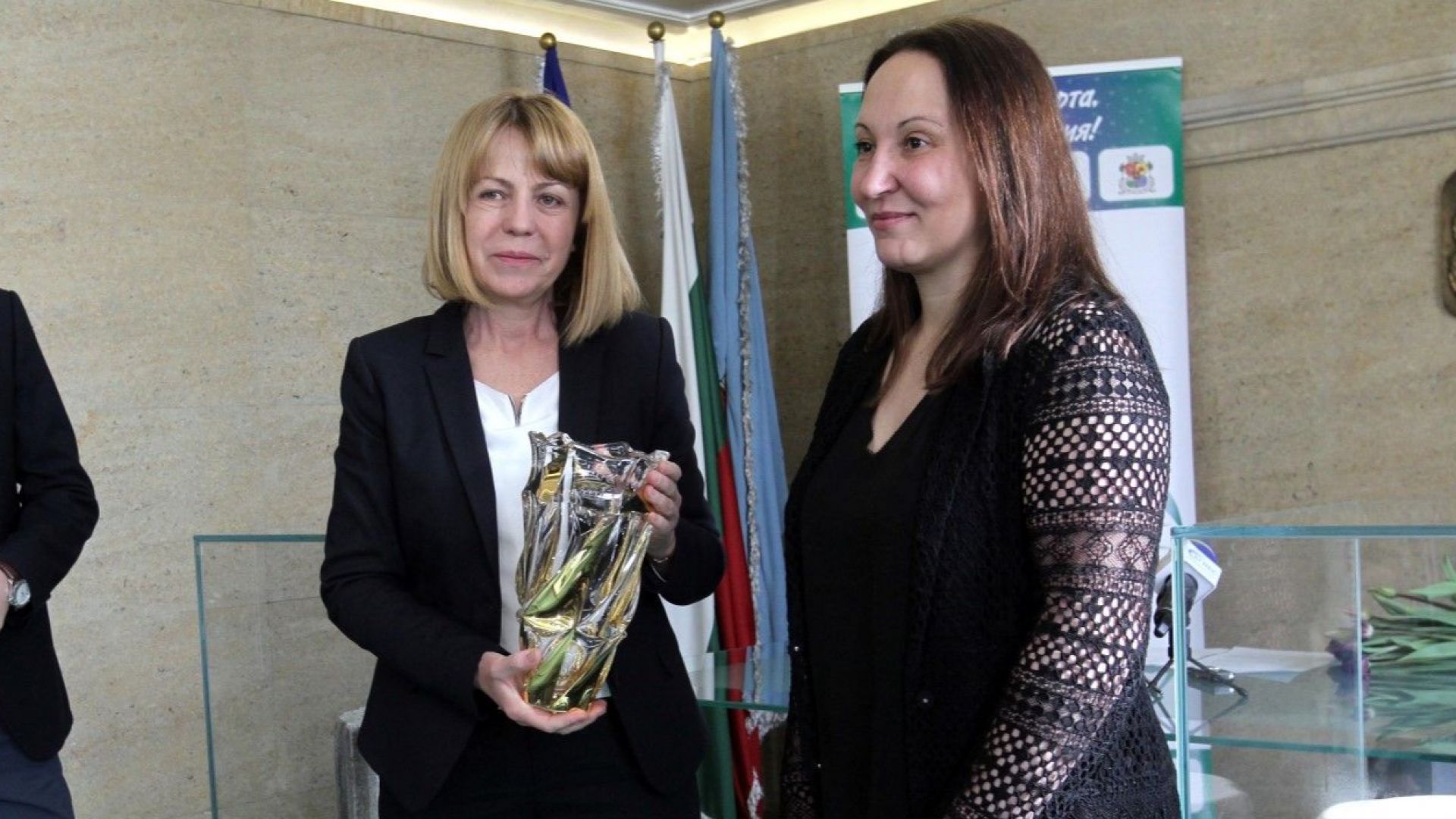 Фандъкова награди Евгения Раданова за заслугите към спорта corner.dir.bg