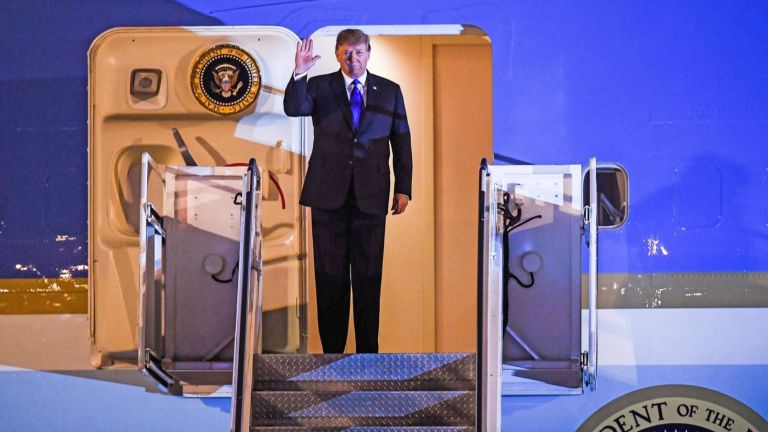 Доналд Тръмп пристигна във Виетнам за срещата с Ким Чен-ун