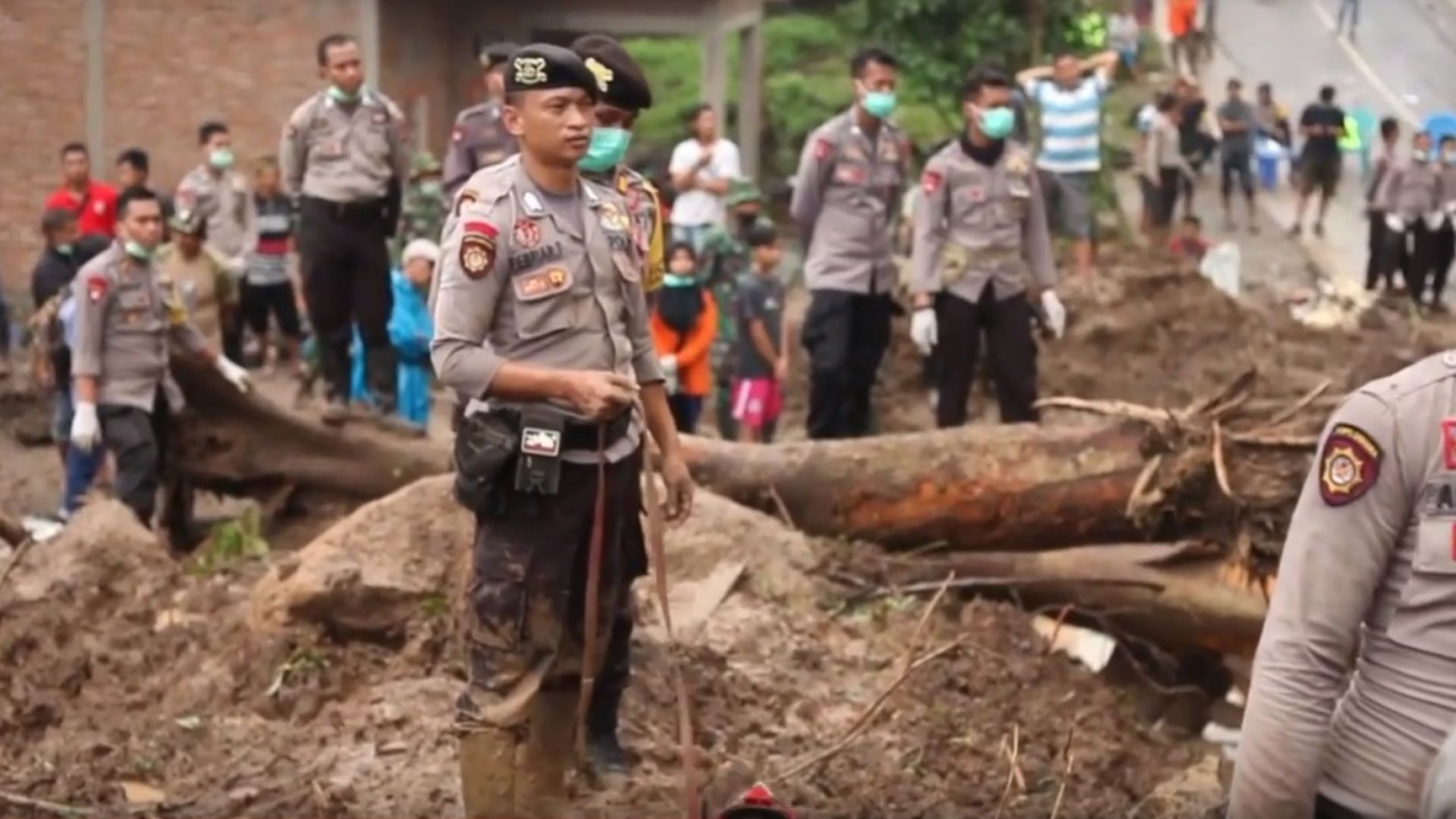 Индонезийската служба за справяне с бедствия съобщи че спасители издирват
