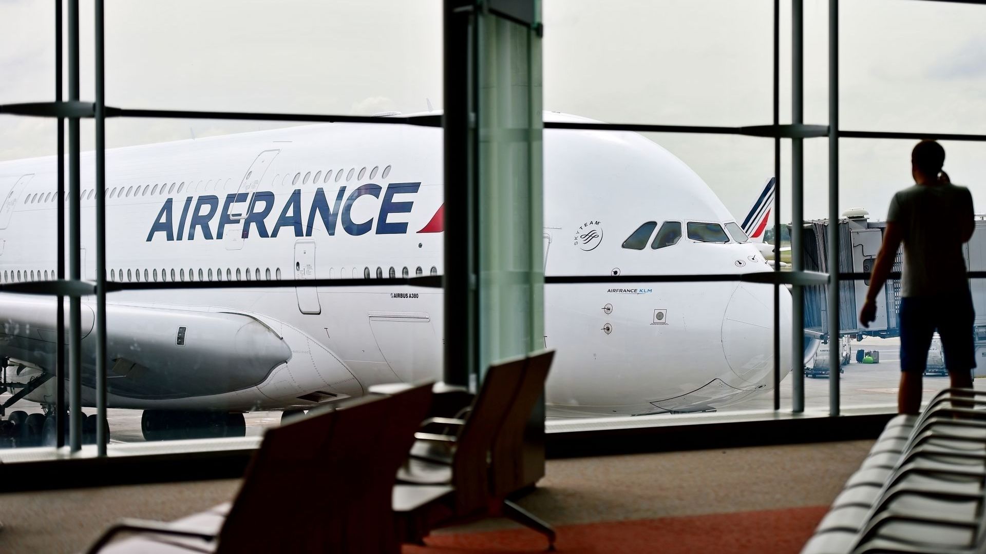 Самолет на "Ер Франс" кацна аварийно след сигнал за бедствие