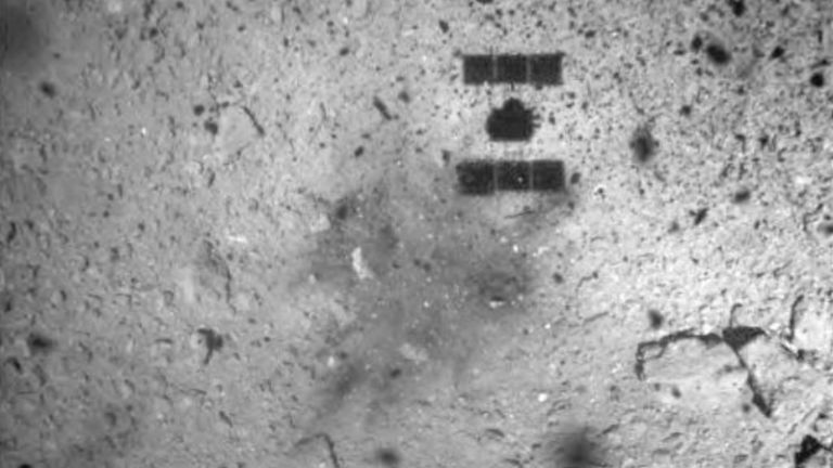 Японска сонда отново кацна върху астероид и взе проби от него