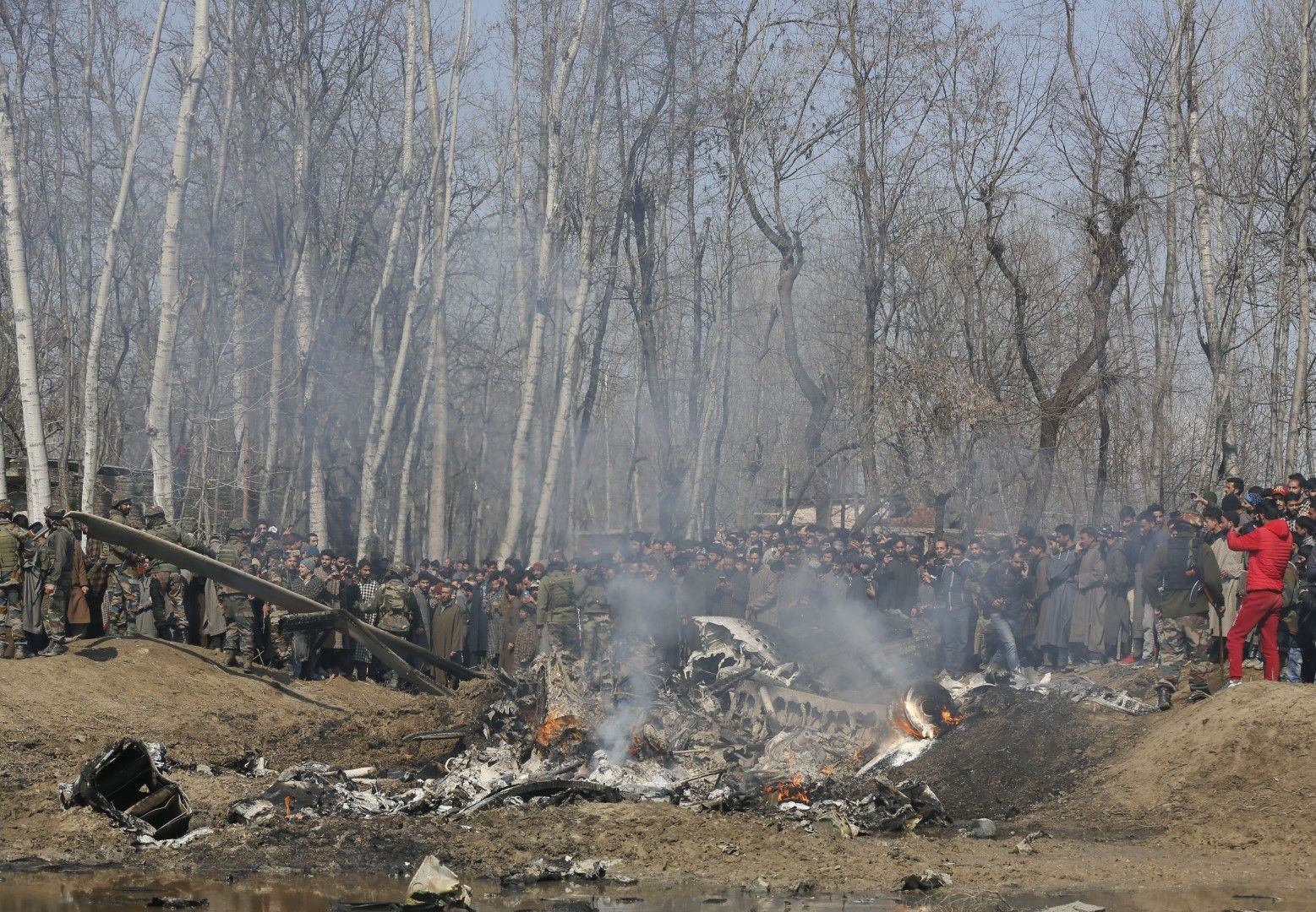 Индийци се събраха пред останките на свален над щат Кашмир изтребител