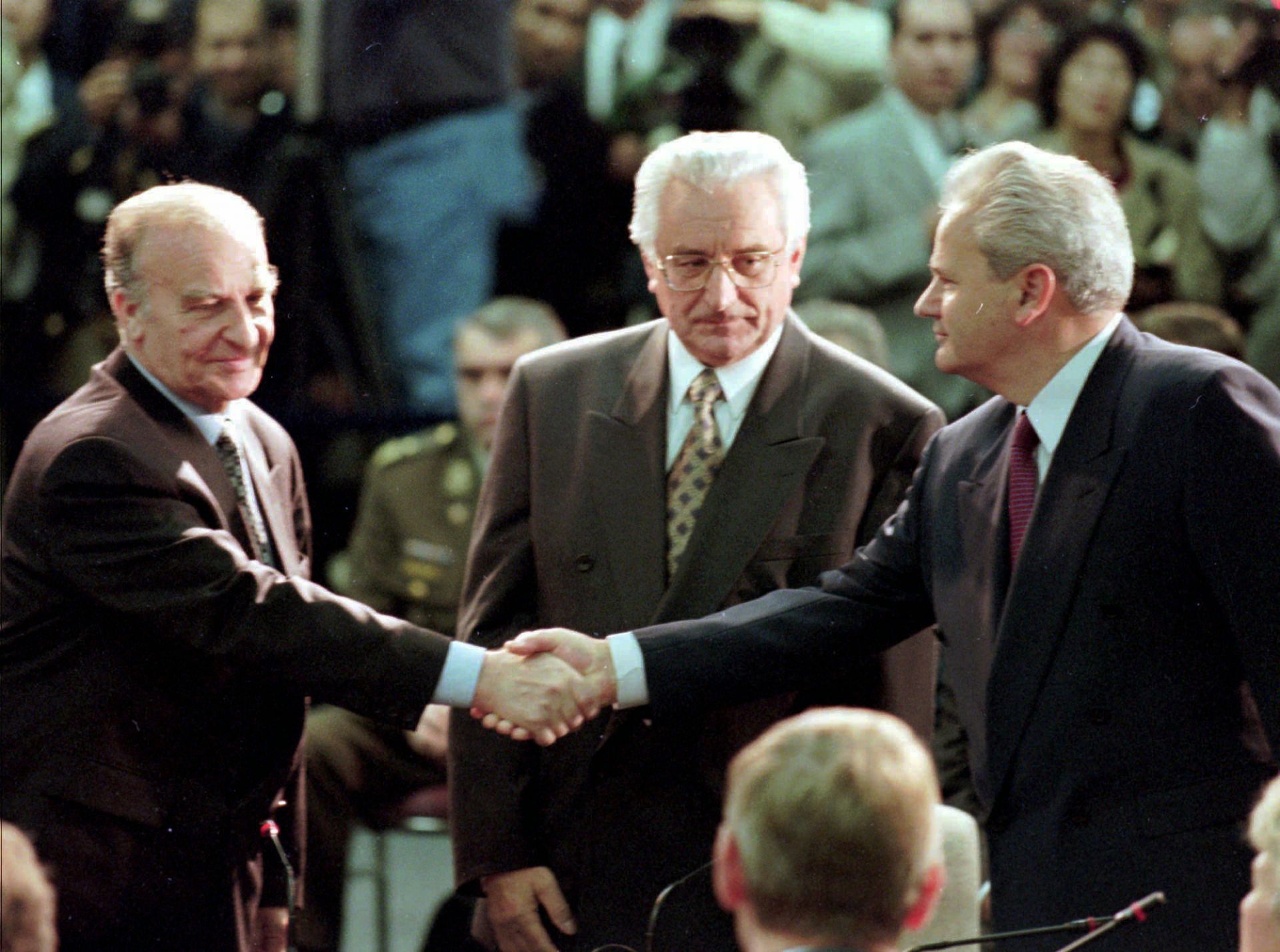  Алия Изетбегович, Франьо Туджман и Слободан Милошевич по време на мирните договаряния в Дейтън, Охайо, Съединени американски щати, на 1 ноември 1995 година 