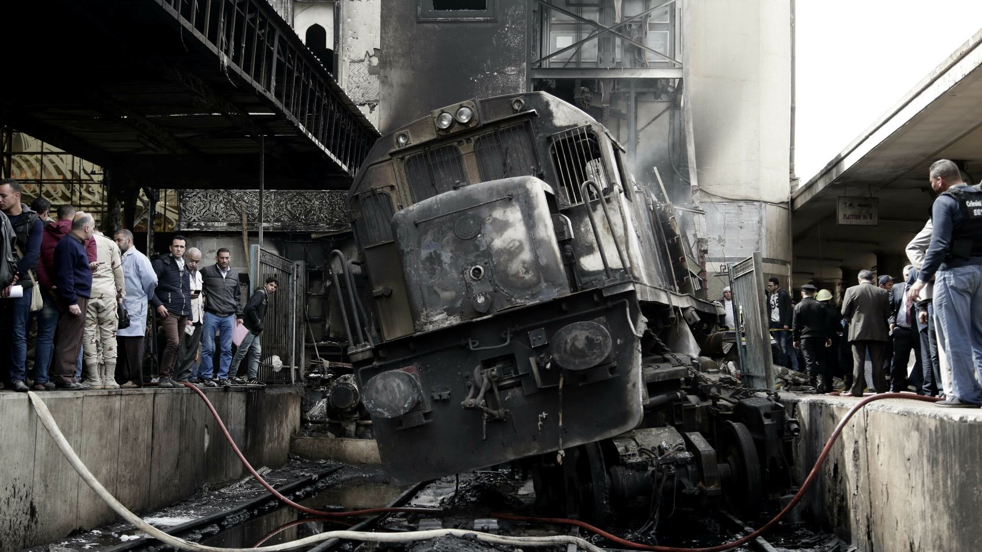Пожар в Кайро взе 25 жертви: локомотив без машинист се врязал в гарата (видео)