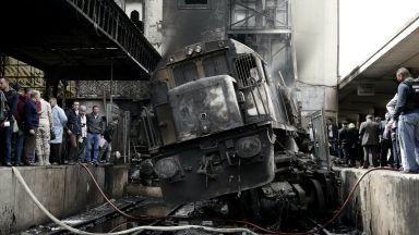  Пожар в Кайро взе 25 жертви: локомотив без ватман се врязал в гарата (видео) 
