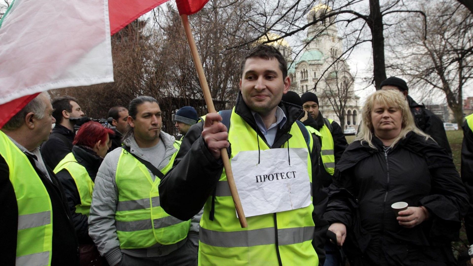 Шофьори от градския транспорт на столицата, облечени в жълти жилетки