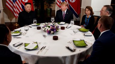 След едва 10-минутна среща Ким и Тръмп преминаха към вечерята
