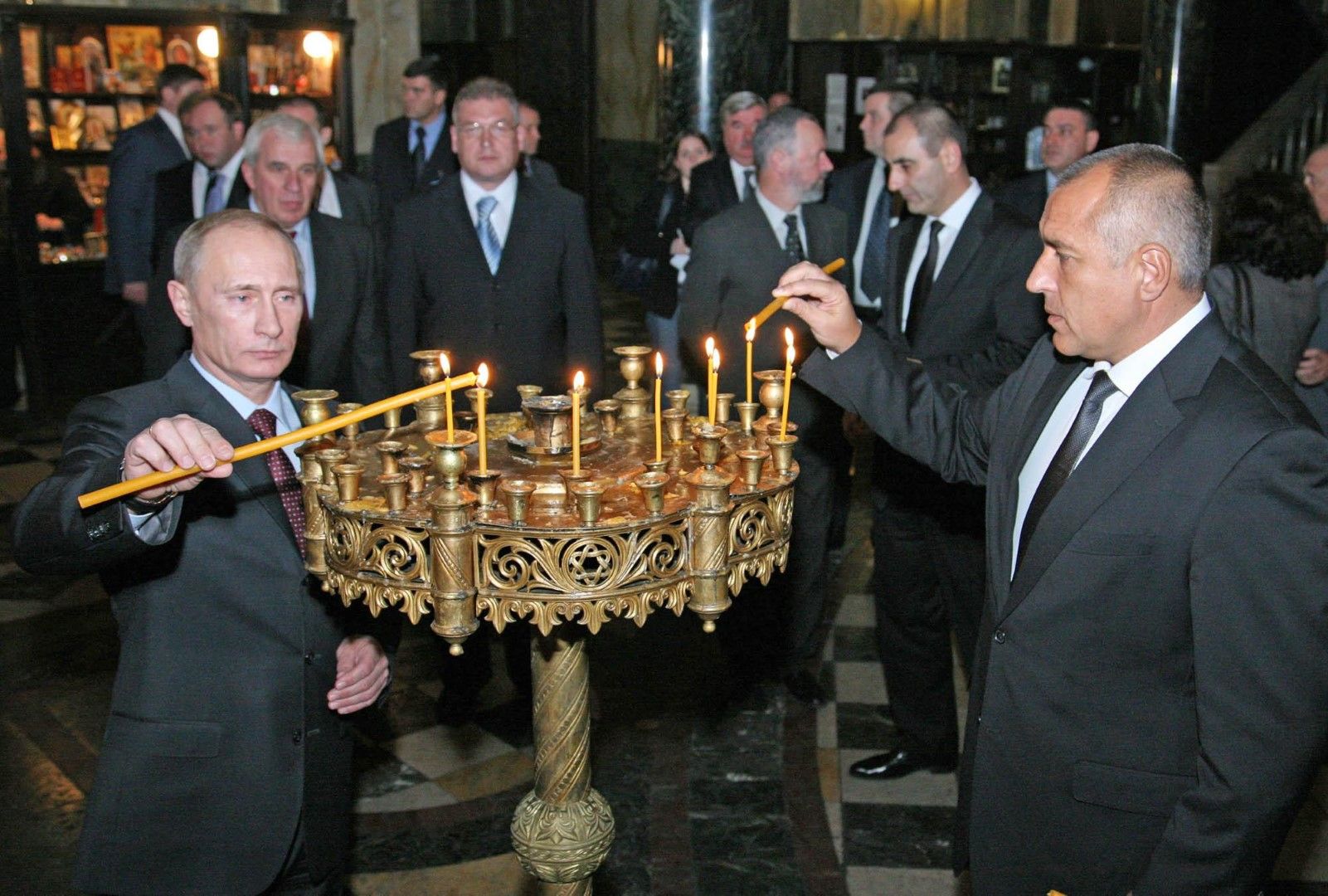 Владимир Путин и Бойко Борисов палят свещи в храм паметника Св. "Александър Невски"