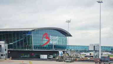 Охраната на летището в Брюксел пуснала мним терорист с пояс "експлозиви" на кръста