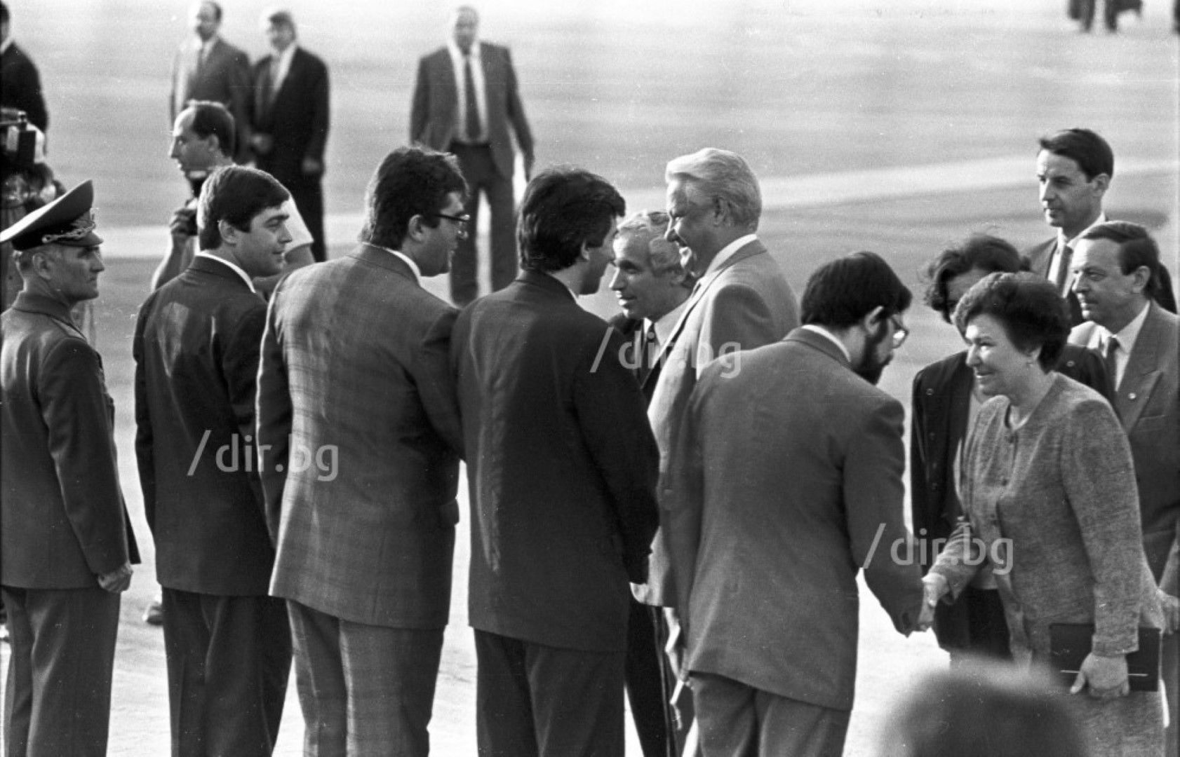 Премиерът Филип Димитров и министри посрешат Борис Елцин