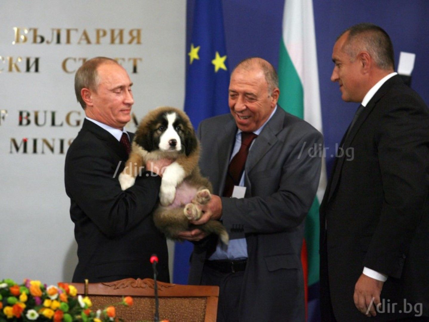 Владимир Путин получава подарък българска овчарка от Бойко Борисов, 13 ноември 2010 г.