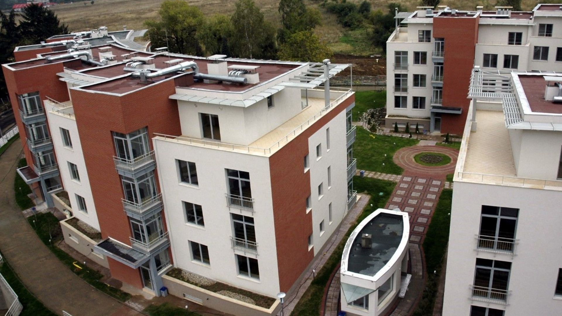 Процентът на пренаселеност на жилищата в България в градските и