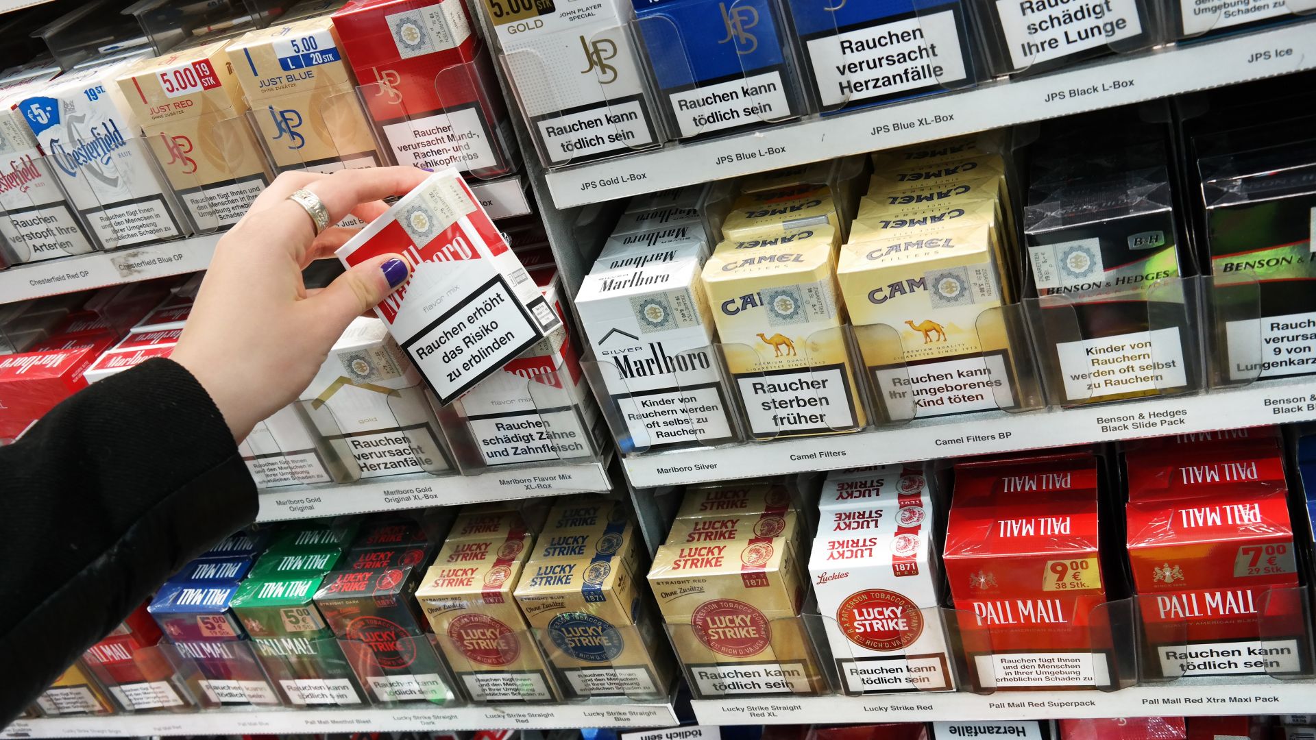 Цигарите във Франция поскъпват с 50 евроцента