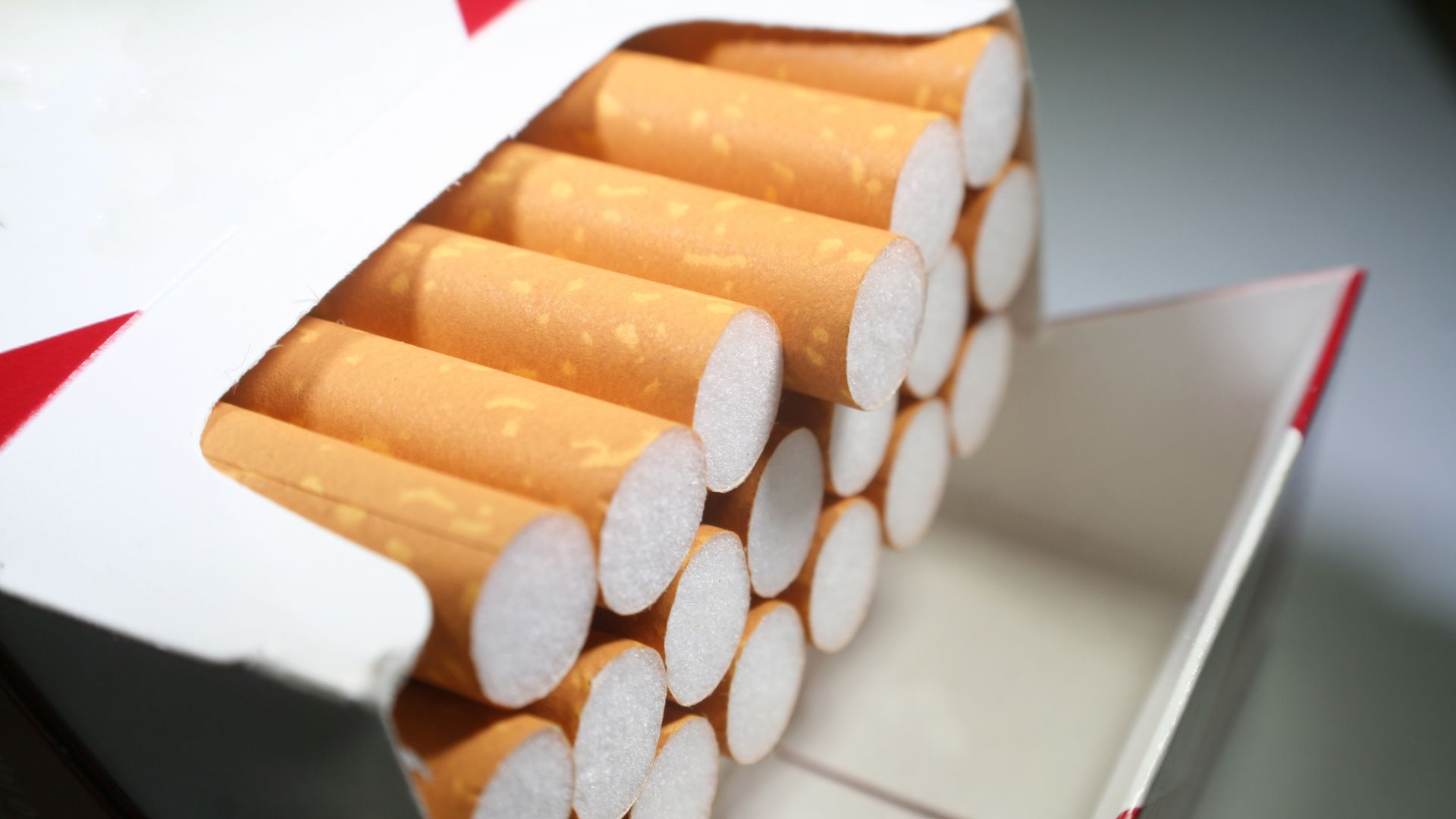 Мъж е задържан за притежание на 11 400 къса цигари
