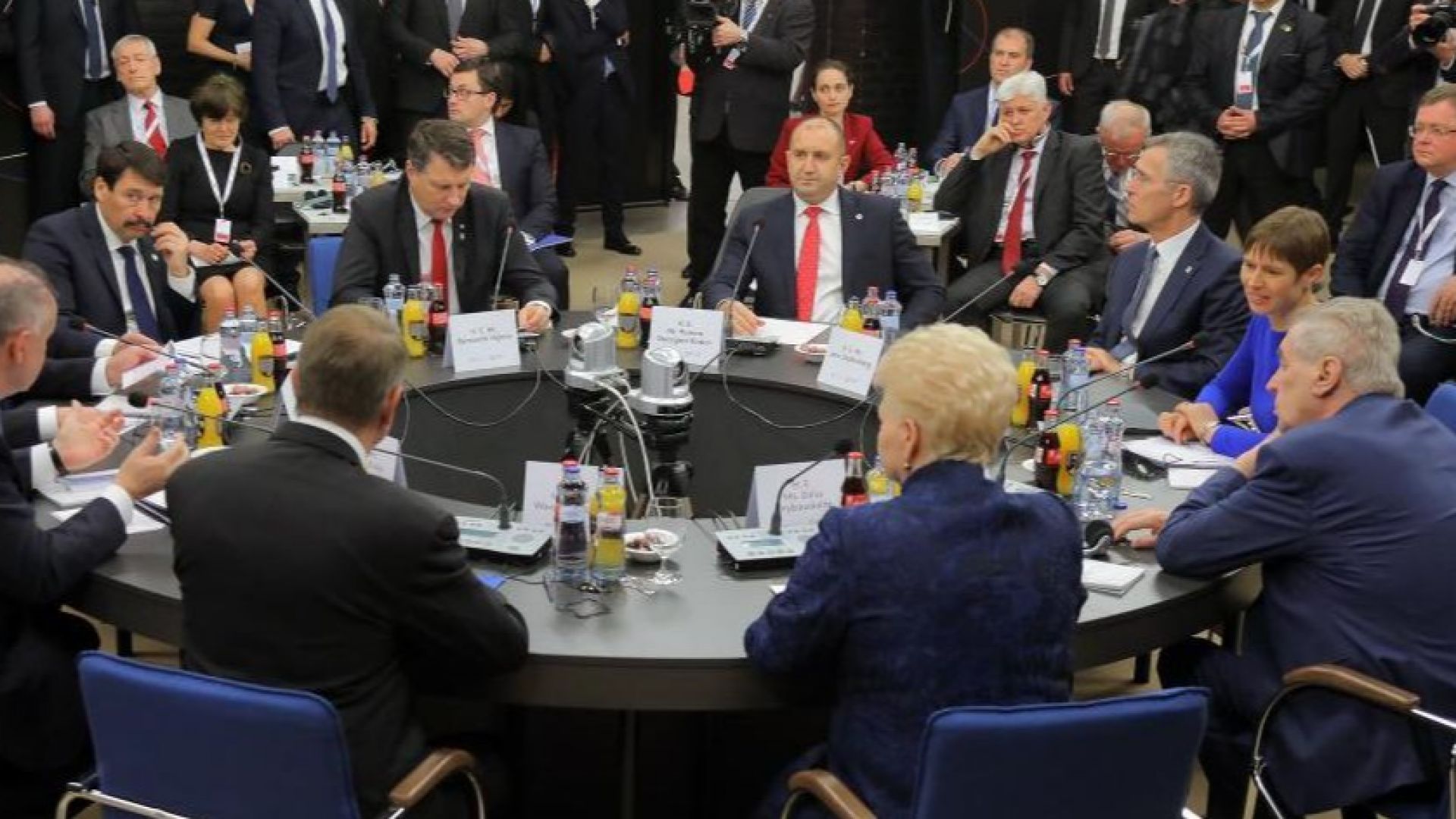 Президентите на девет страни от източния фланг на НАТО изправени