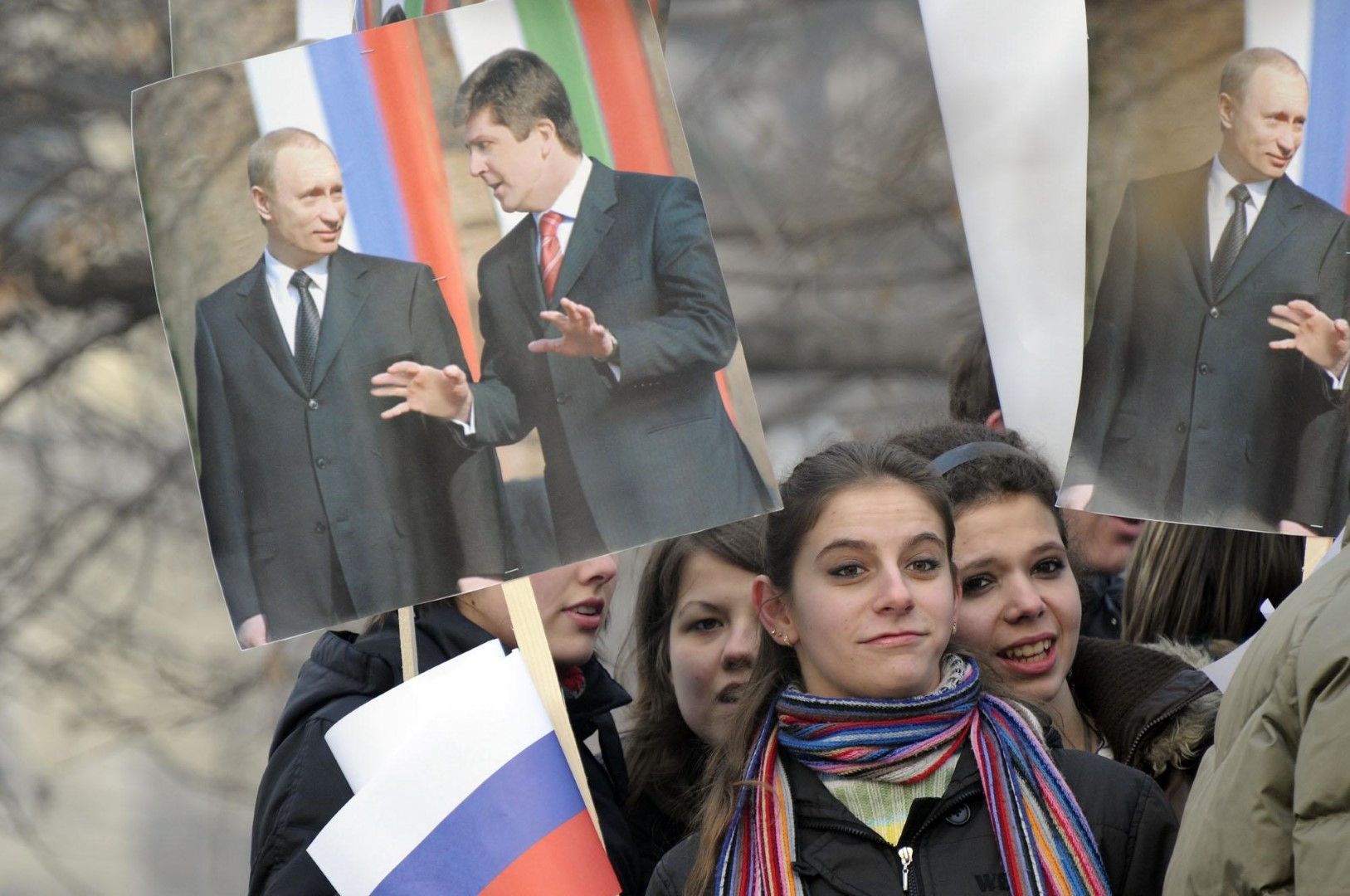 Ученици носят плакати на двамата президенти Владимир Путин и Георги Първанов, 18 януари 2008 г.